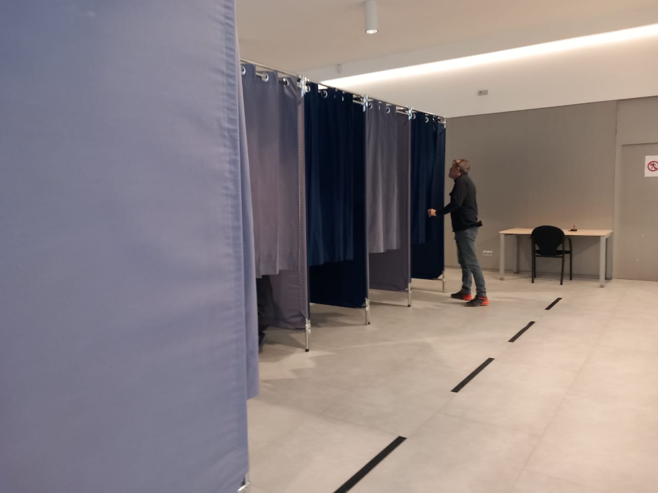 Posant a punt les cabines electorals a la Seu de la Justícia.
