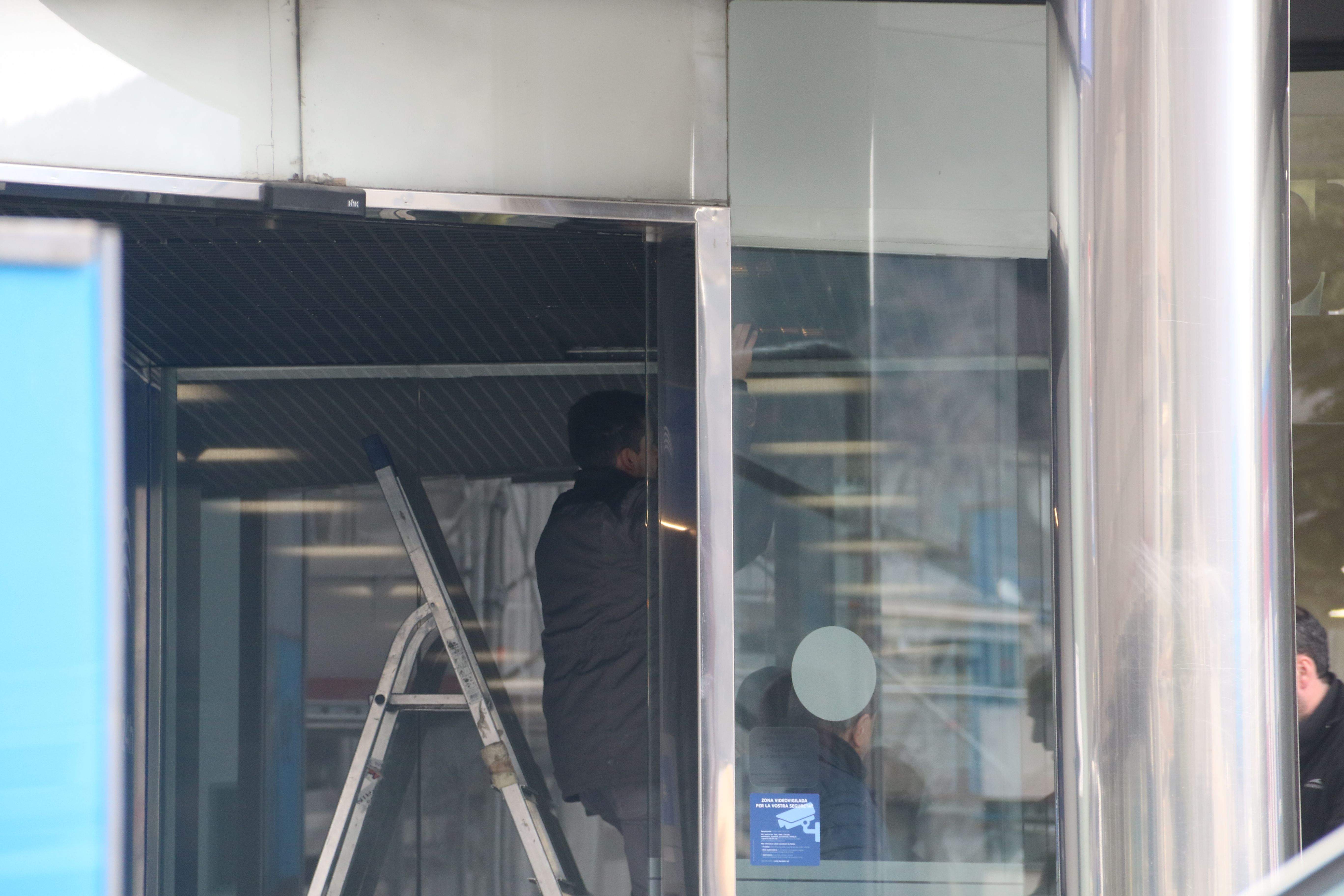 Operaris treballant en l'oficina de MoraBanc al Fener aquesta tarda.