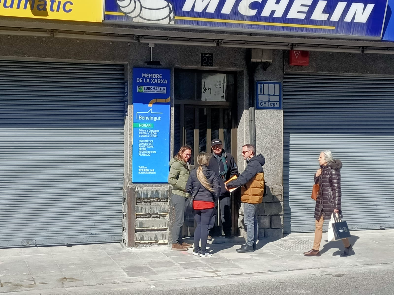 Veïns i tècnics a la porta de l'edifici fins ara desallotjat.