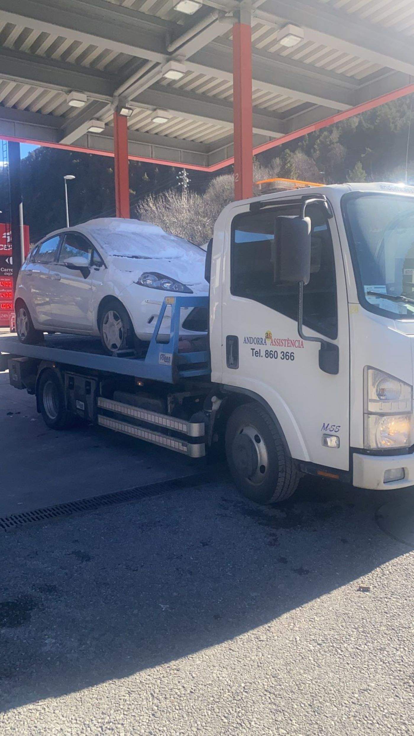 El cotxe, ja a la grua.