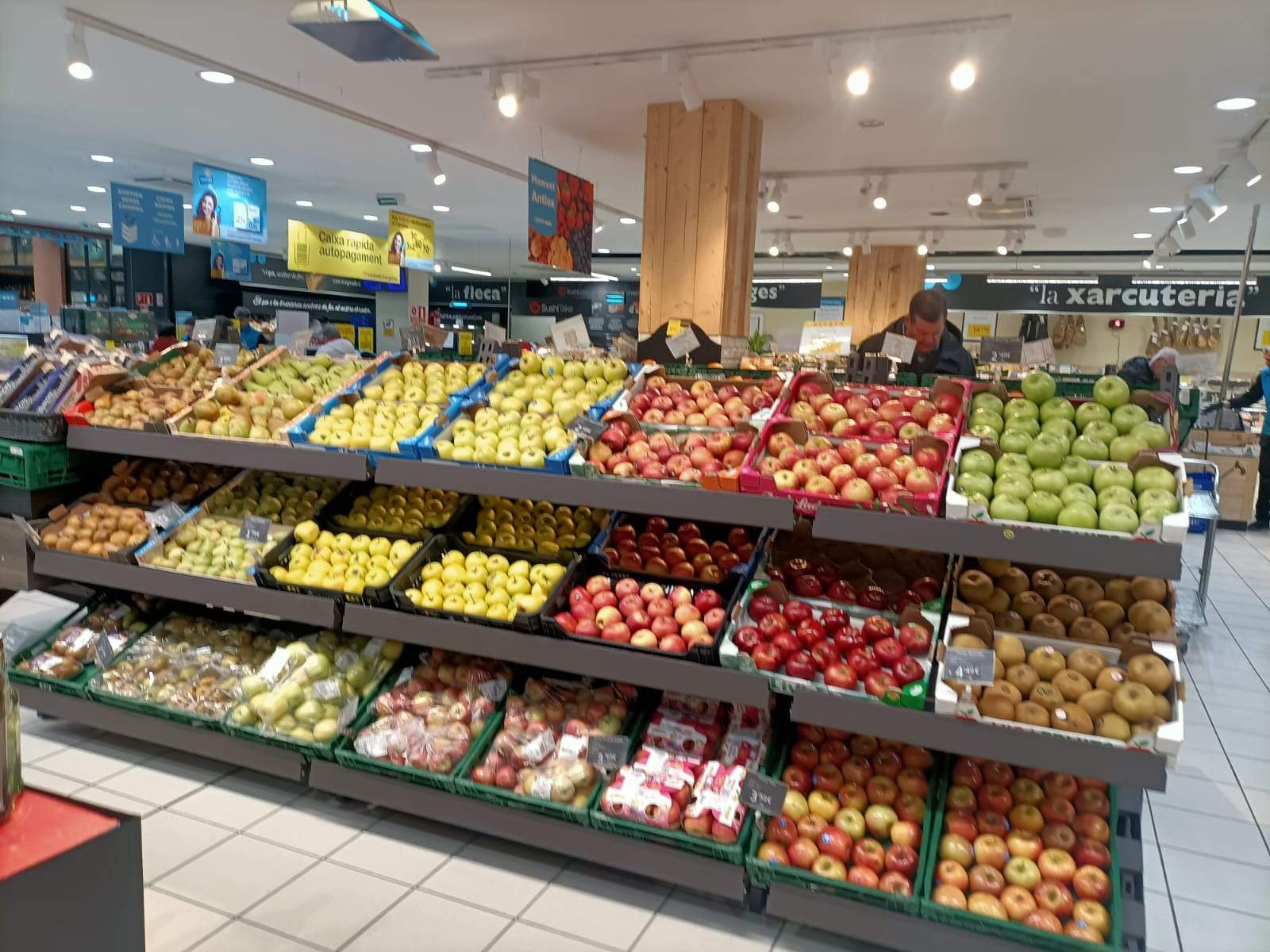 Fruita exposada a un centre comercial del país aquest matí.