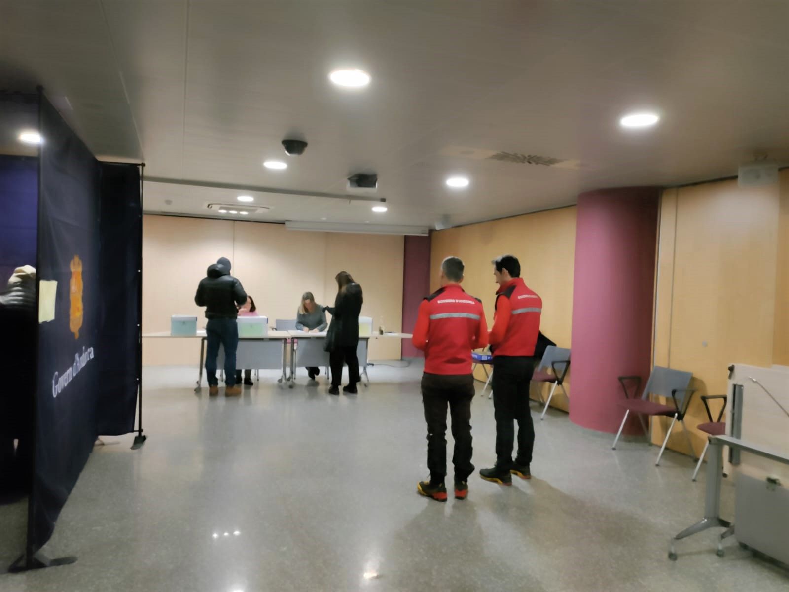 Electors a la sala de les votacions per escollir els membres de la comissió de la mútua.