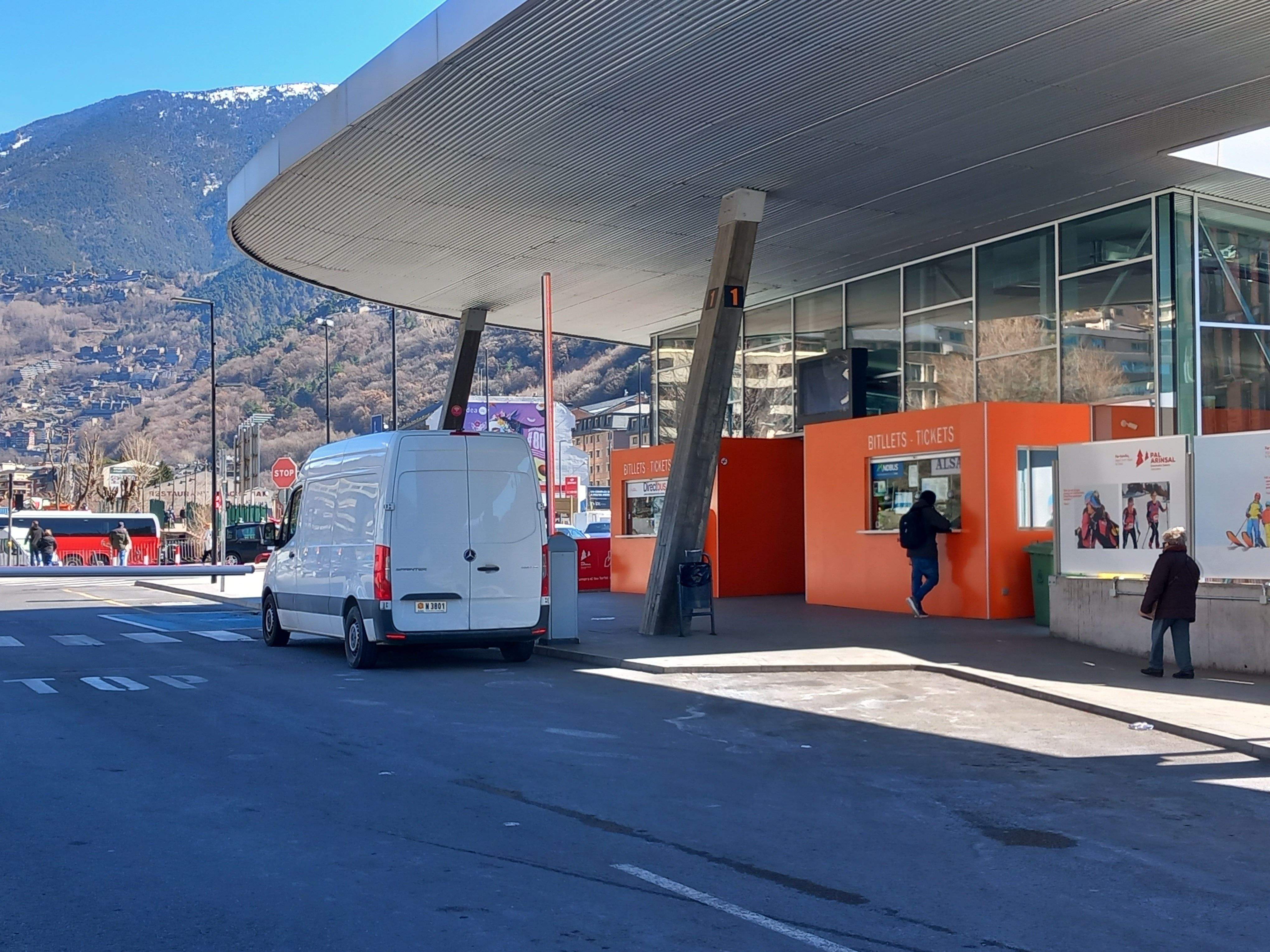 La furgoneta furtada durant una estona estava estacionada en les immediacions de l'estació d'autobusos.