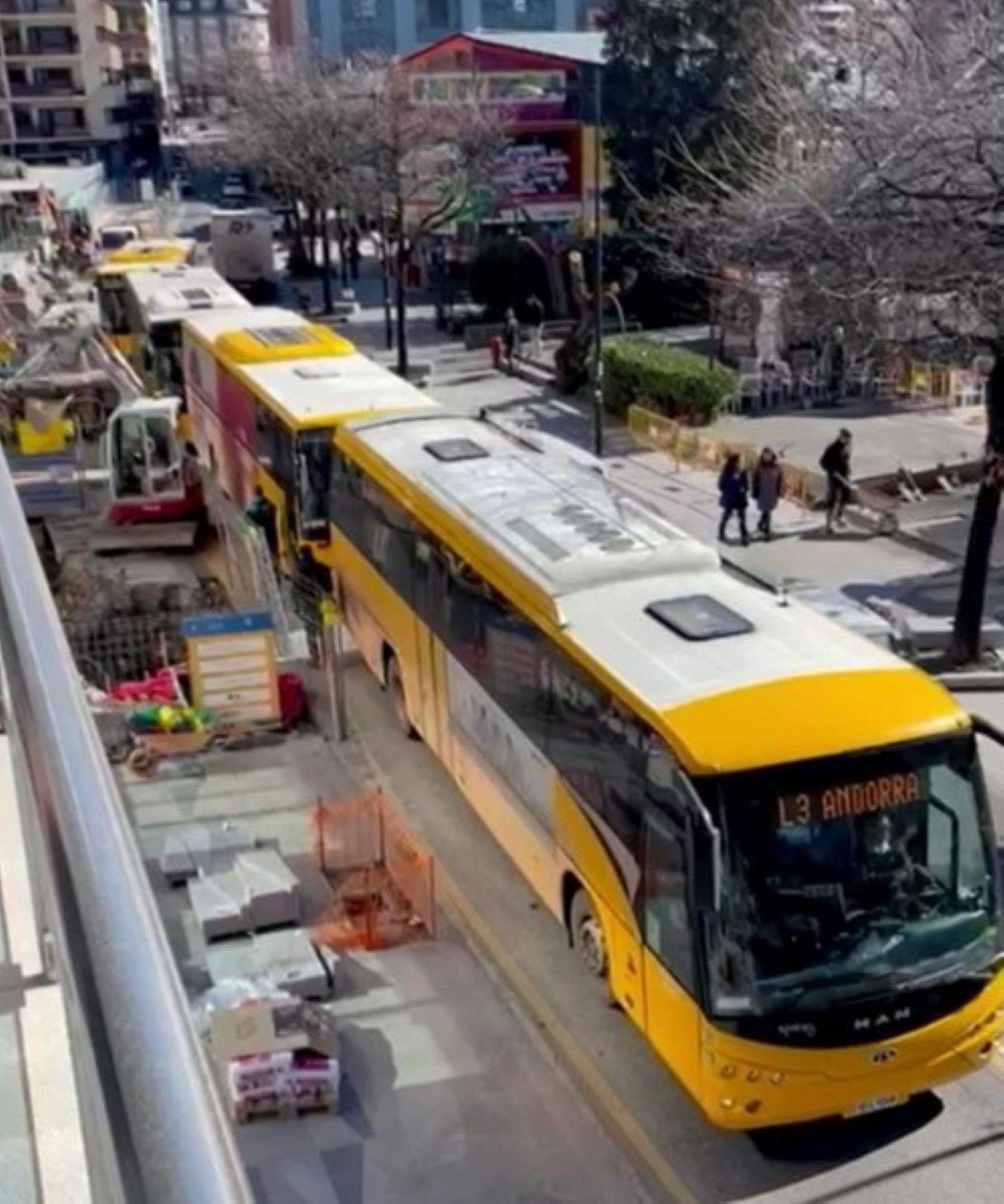 Quatre autobusos aturats a Prat de la Creu.