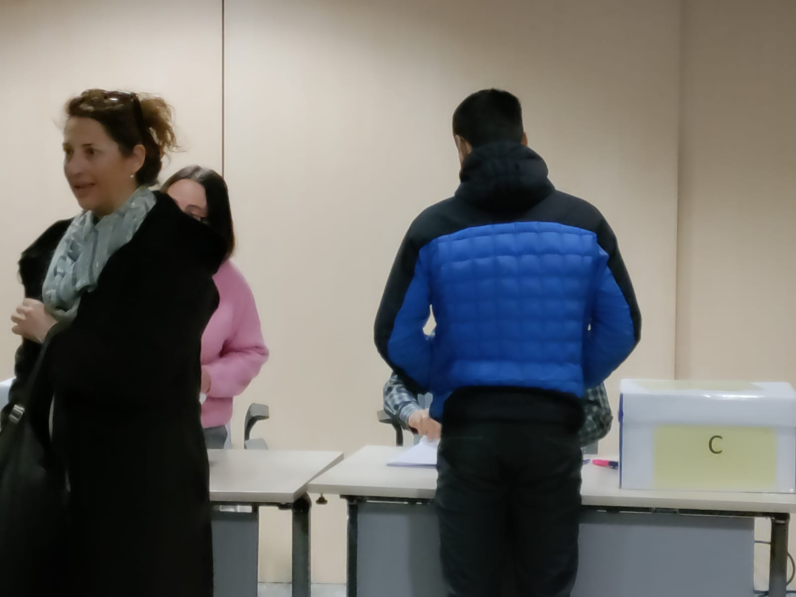 Un funcionari aquest dimecres acostant-se a l'urna.