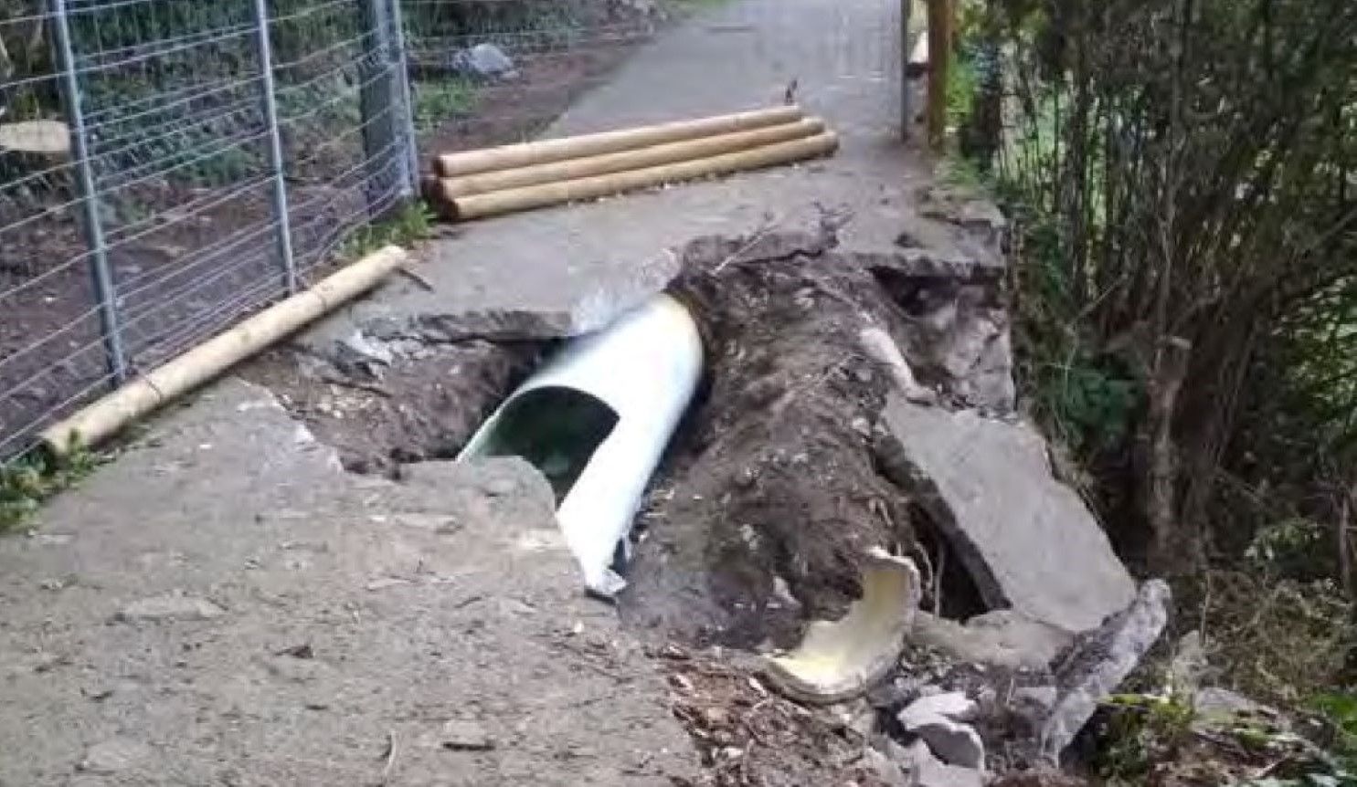 El tram danyat del rec de l'Obac.