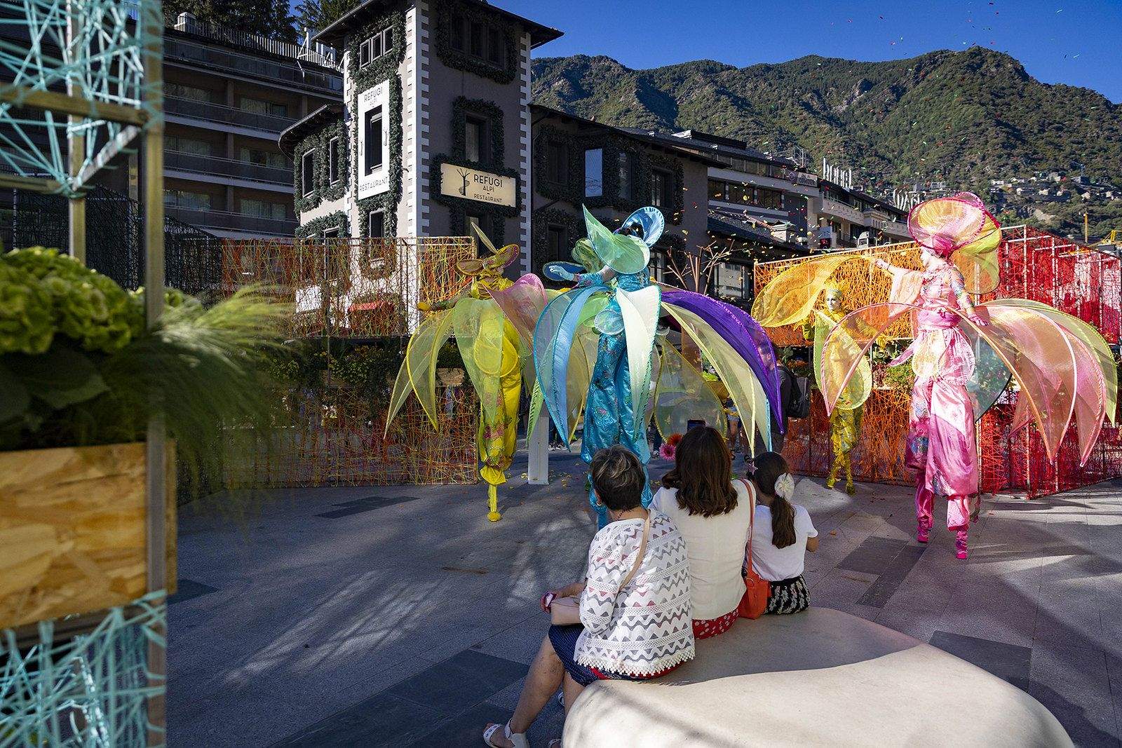 Un dels espectacles itinerants de la primera edició de l'Andorra la Vella en flor.