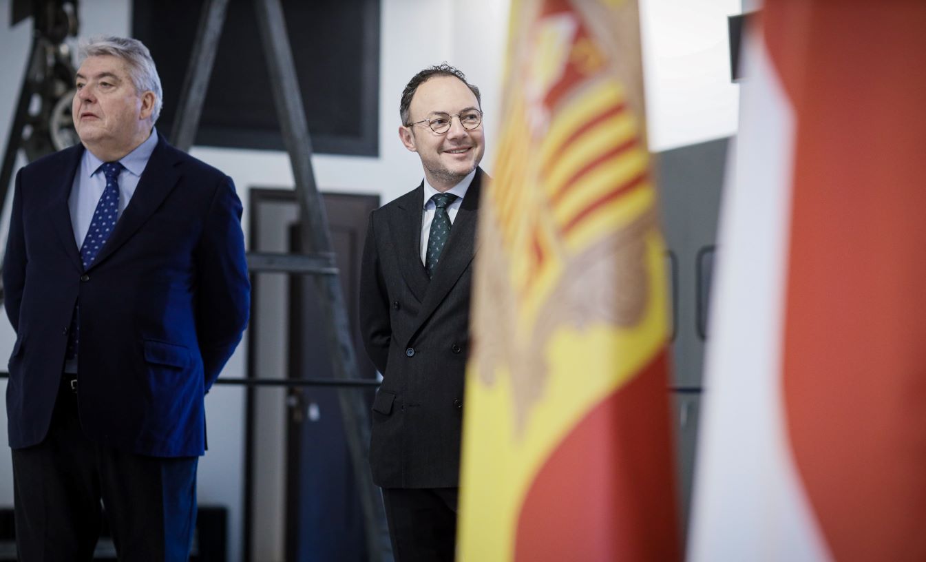 Pierre Dartout i Xavier Espot aquest divendres a l'edifici de l'antiga Ràdio Andorra.