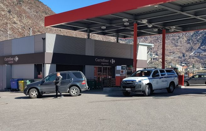 Un vehicle policial aquest migdia en la gasolinera atracada.