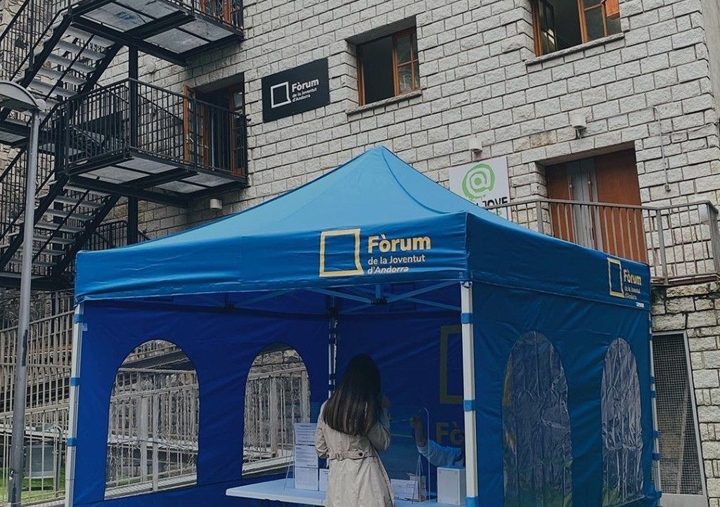 Una carpa del Fòrum de la Joventut.