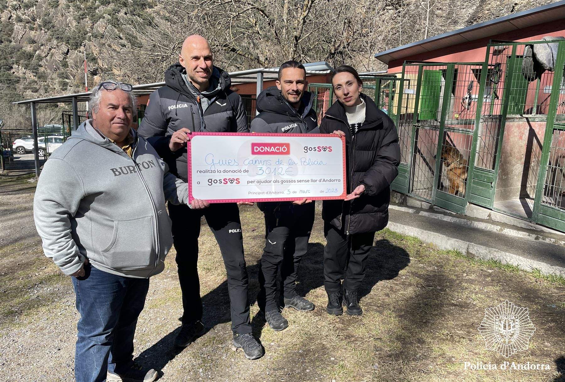 Els guies canins -Joan Berenguer i Roger Tomàs, al centre- fent el lliurament del xec.