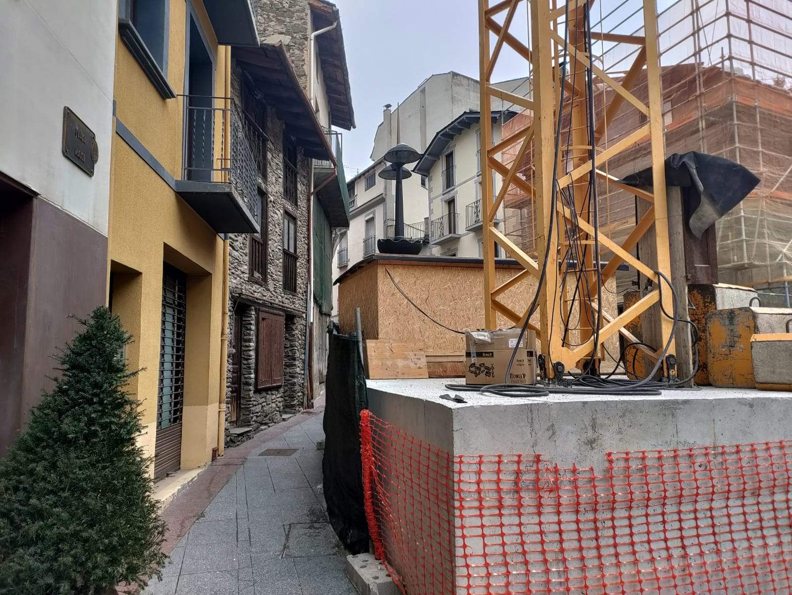 La grua instal·lada a la plaça Major.