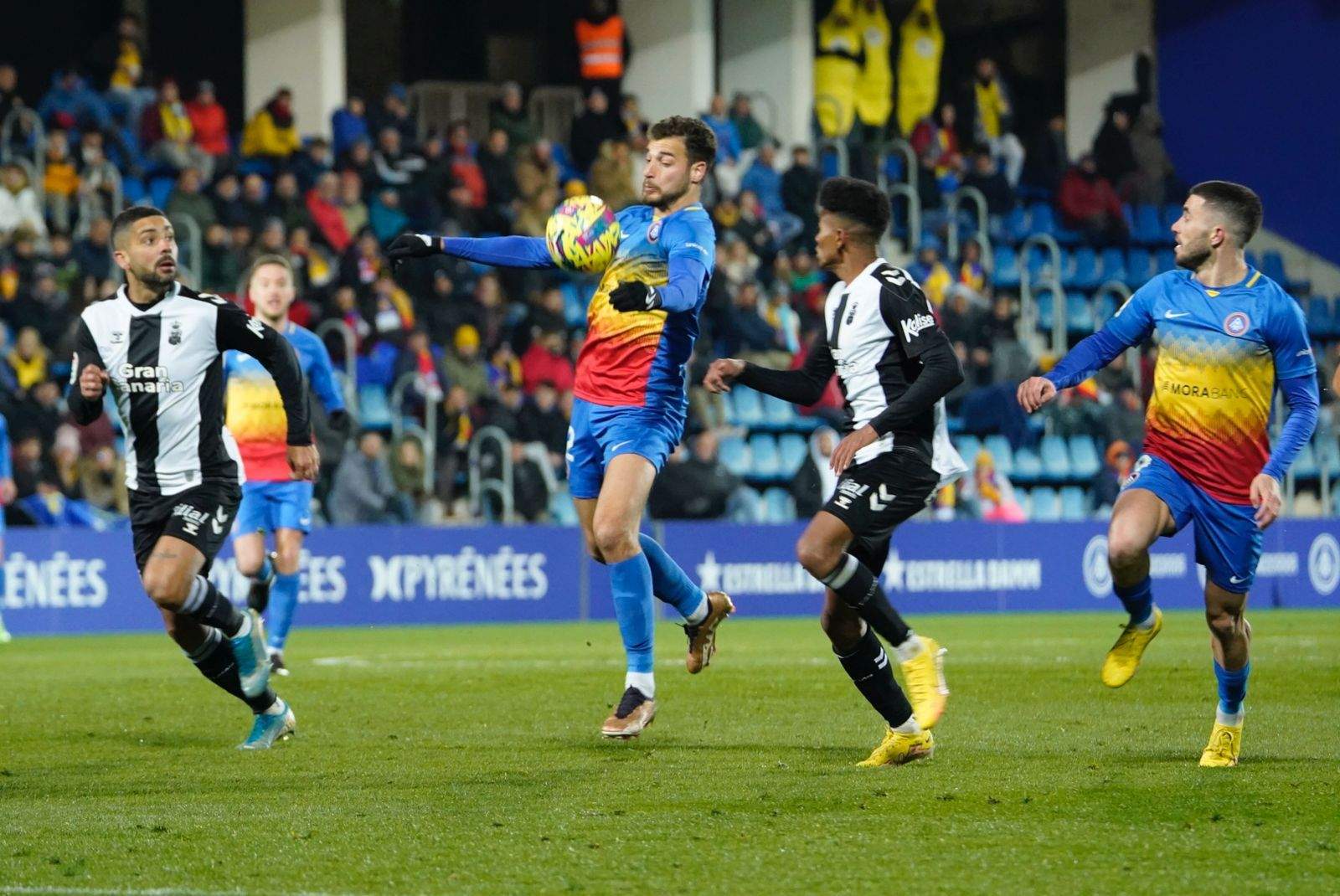 Sinan Bakis mira de fer-se amb el control de la pilota.