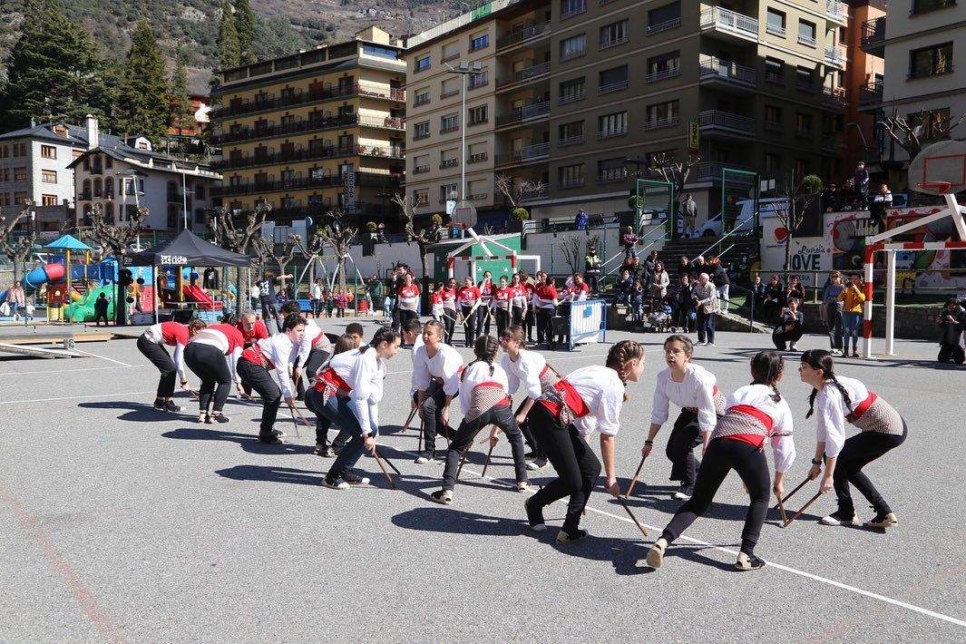 Els Bastonets Lauredians durant l'actuació al Movlav