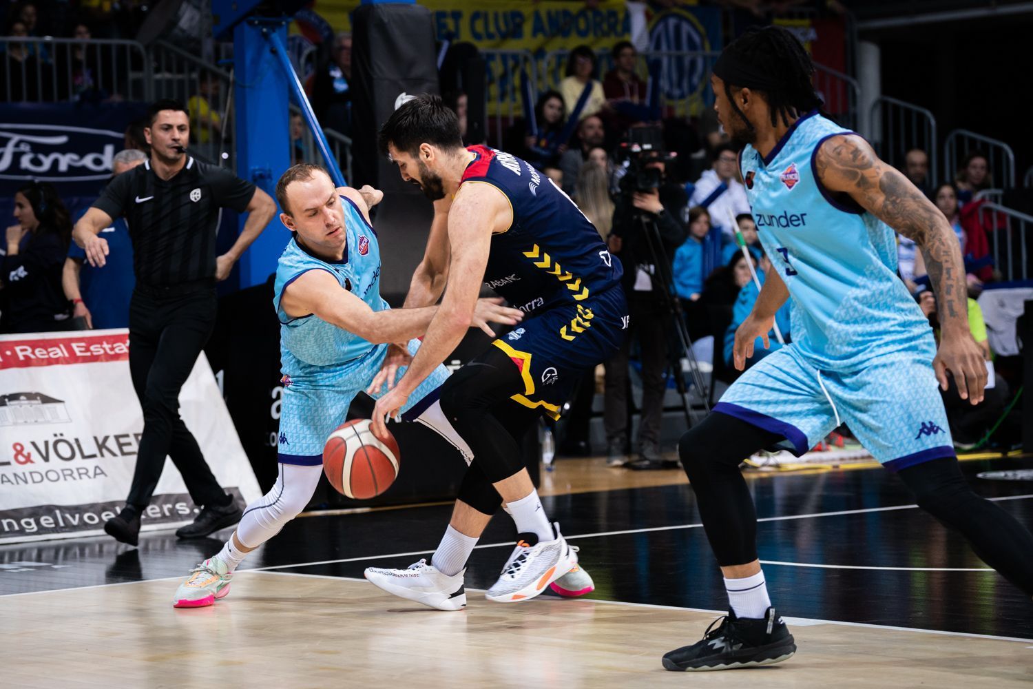 Andric i Schmidt lluiten per una pilota en presència de Micah al partit d'aquest dissabte.