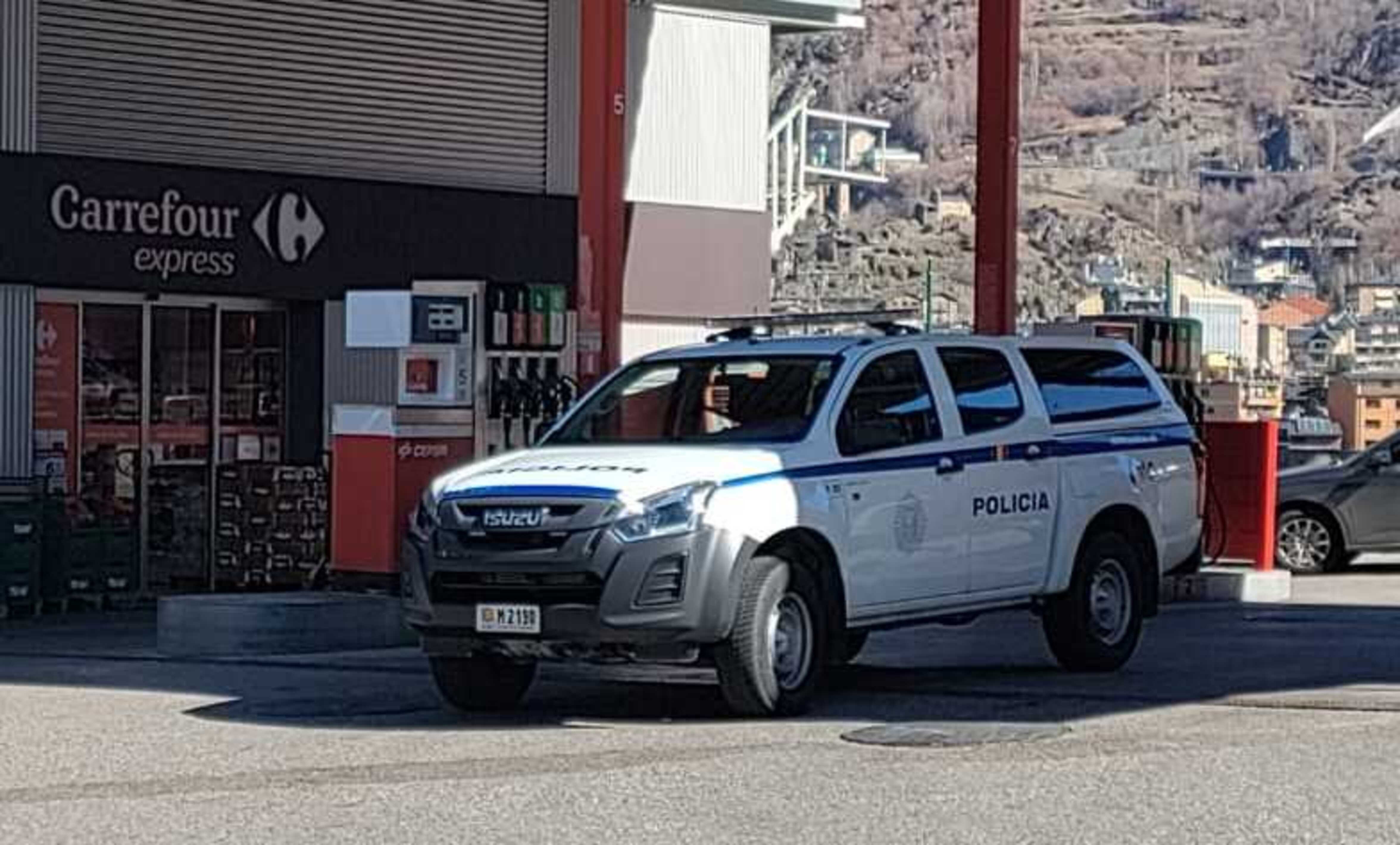 Un vehicle policial davant la gasolinera atracada.