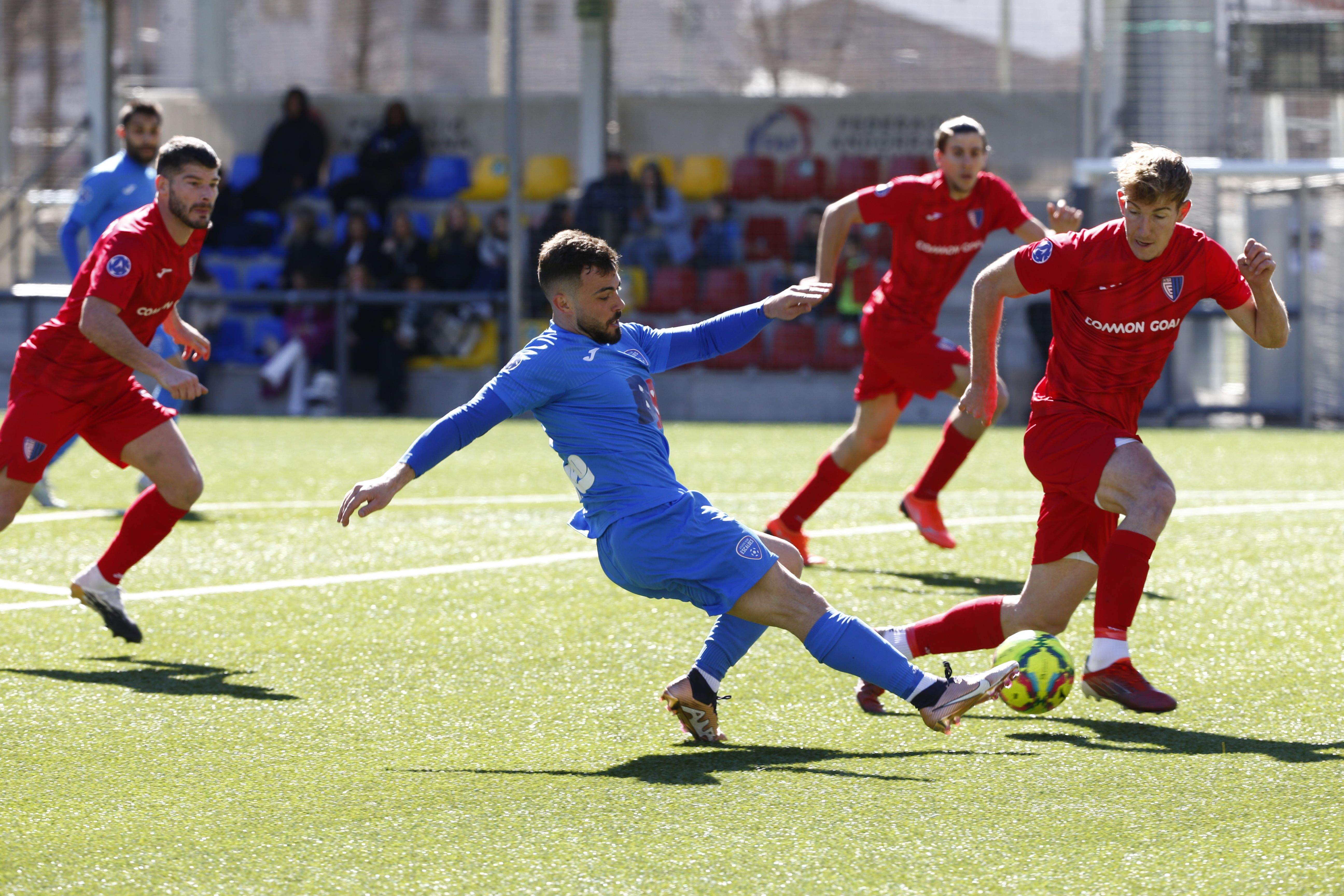 Un instant del derbi escaldenc