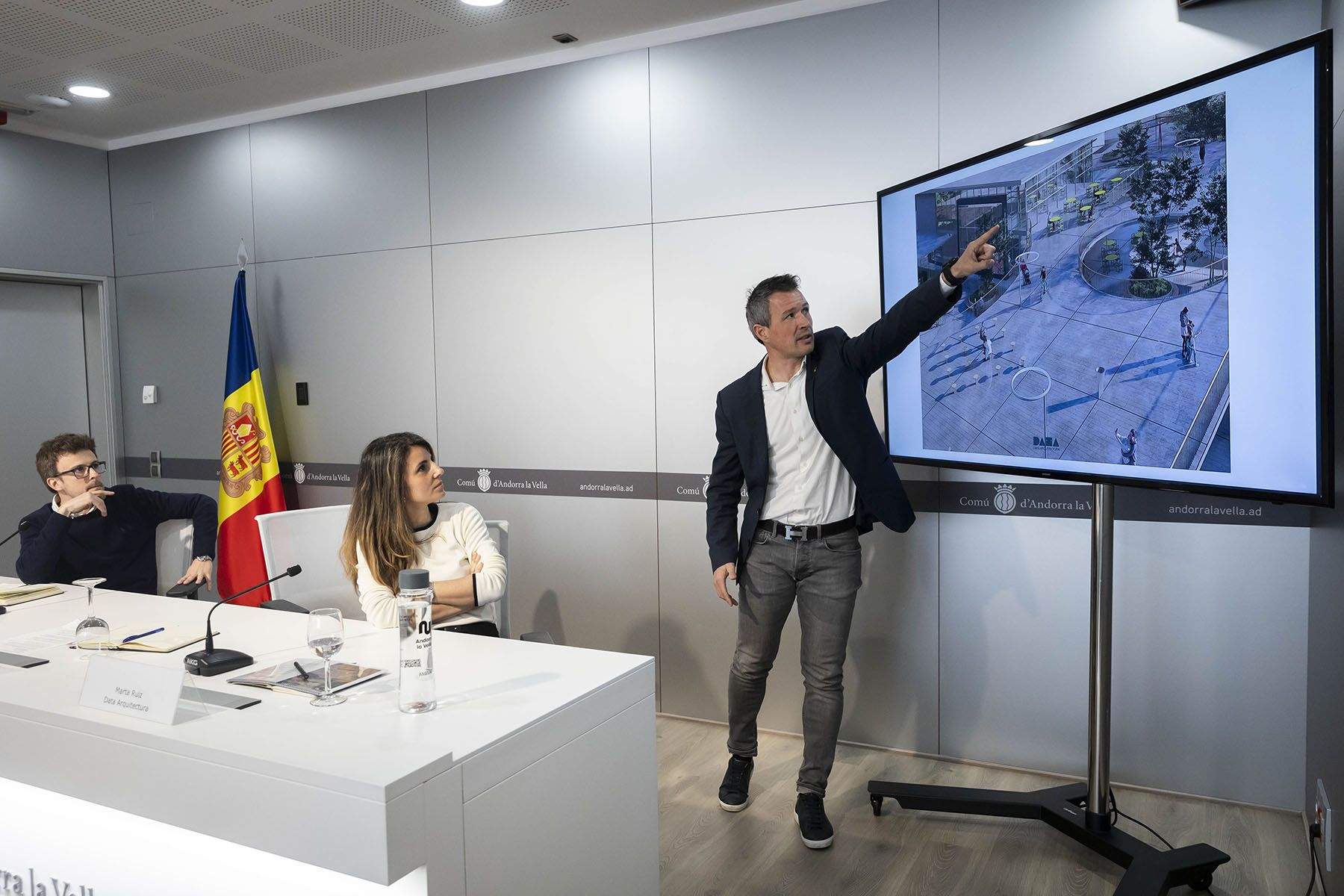 El cònsol, David Astrié, donant explicacions sobre la proposta al costat dels seus autors.