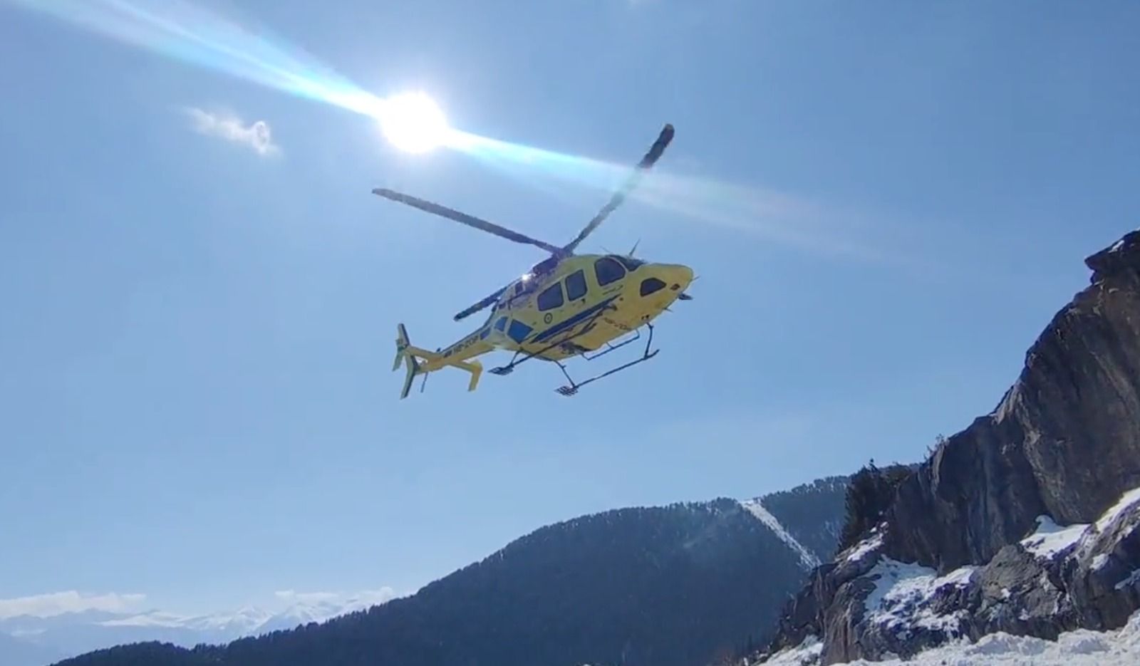 L'helicòpter traslladant a l'esquiador ferit