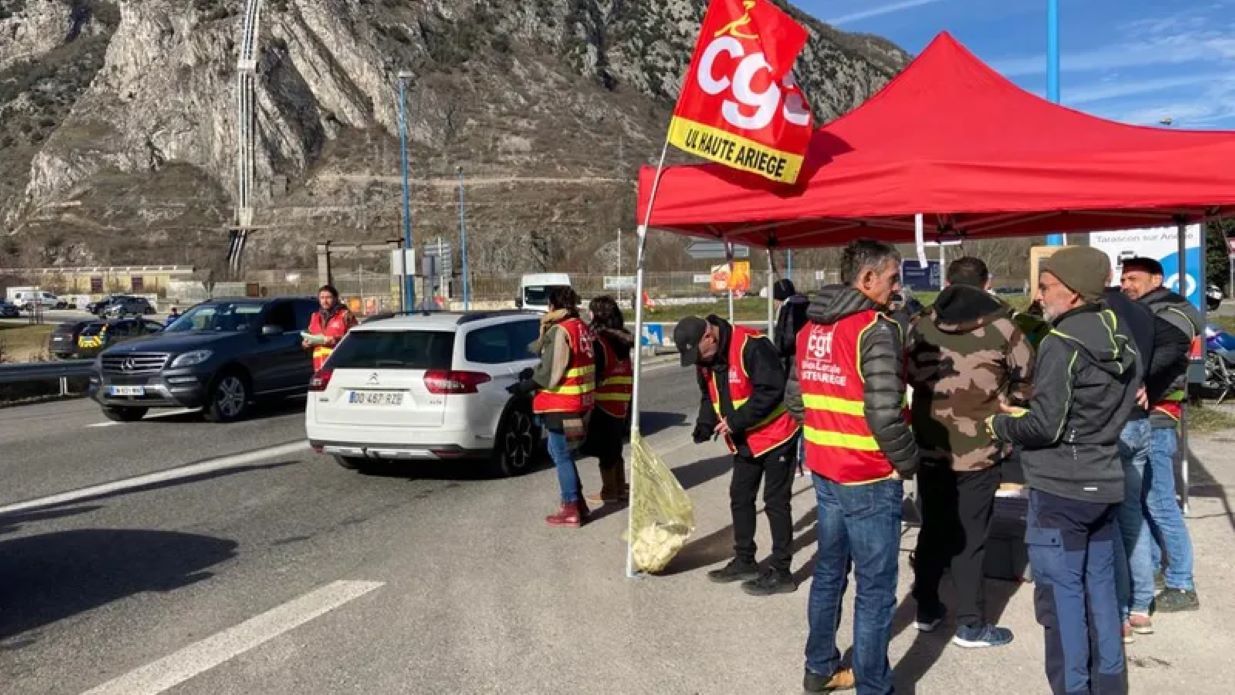 Manifestants de la CGT a la rotonda de Sabart, a Tarascó.