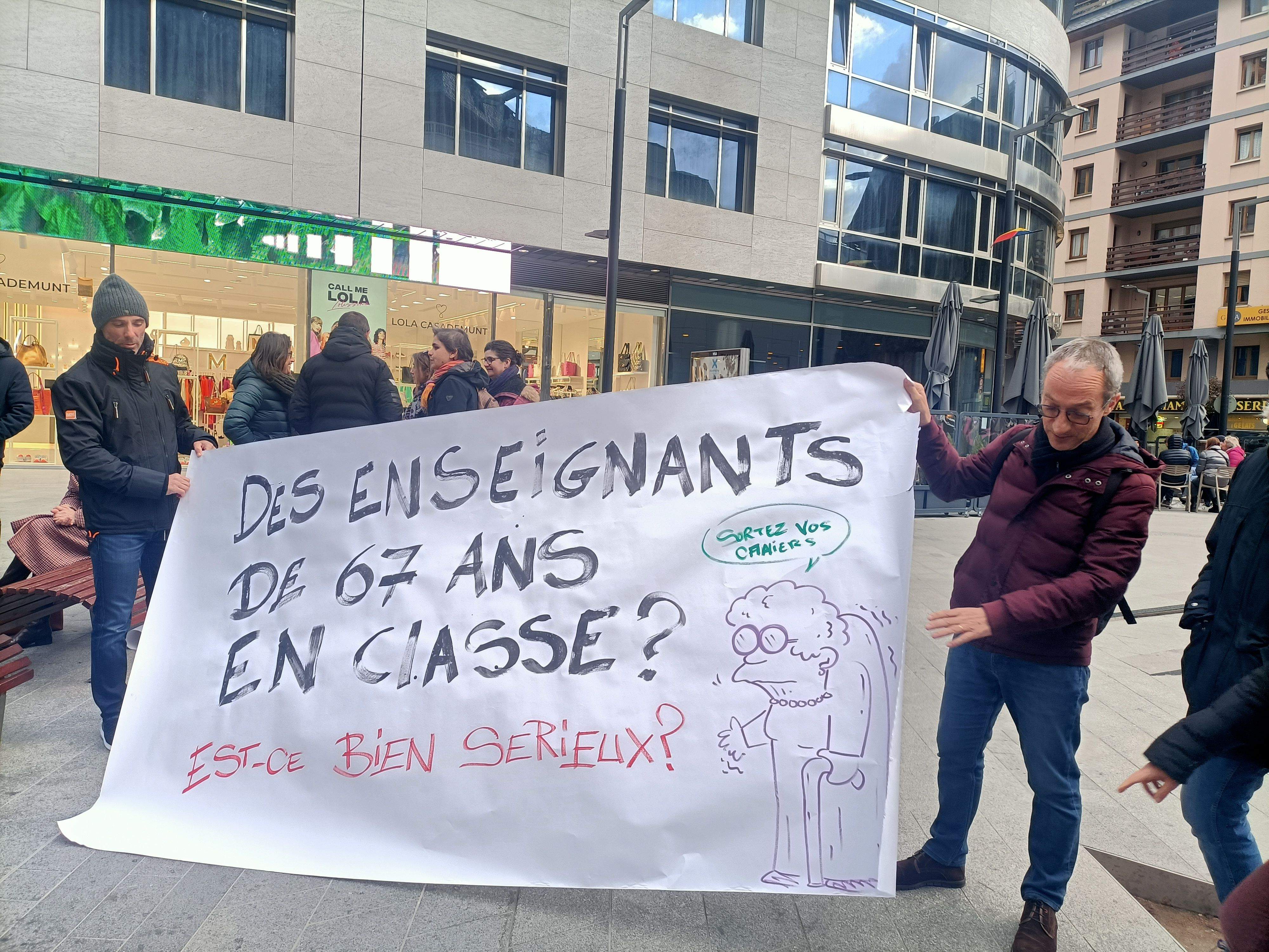 Els manifestants mostrant la pancarta