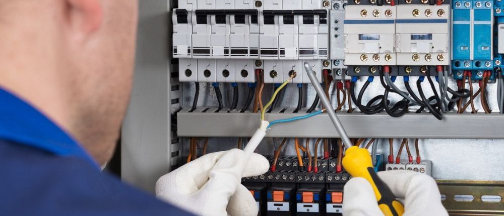 Un electricista revisant una instal·lació.