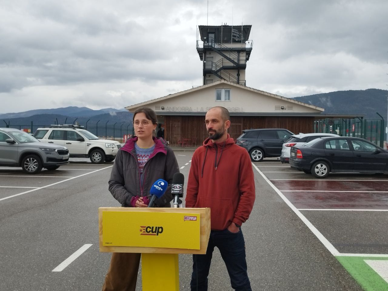Els membres de la CUP,  Núria Valls i Arnau Quingles durant la roda de premsa d'aquest dijous.