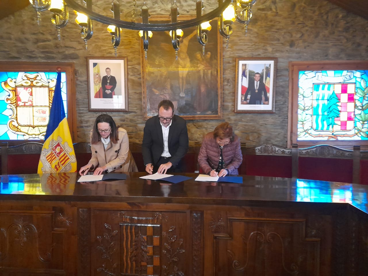 Olga Molné i Víctor Filloy durant la signatura del conveni per ampliar la voravia a la CG4