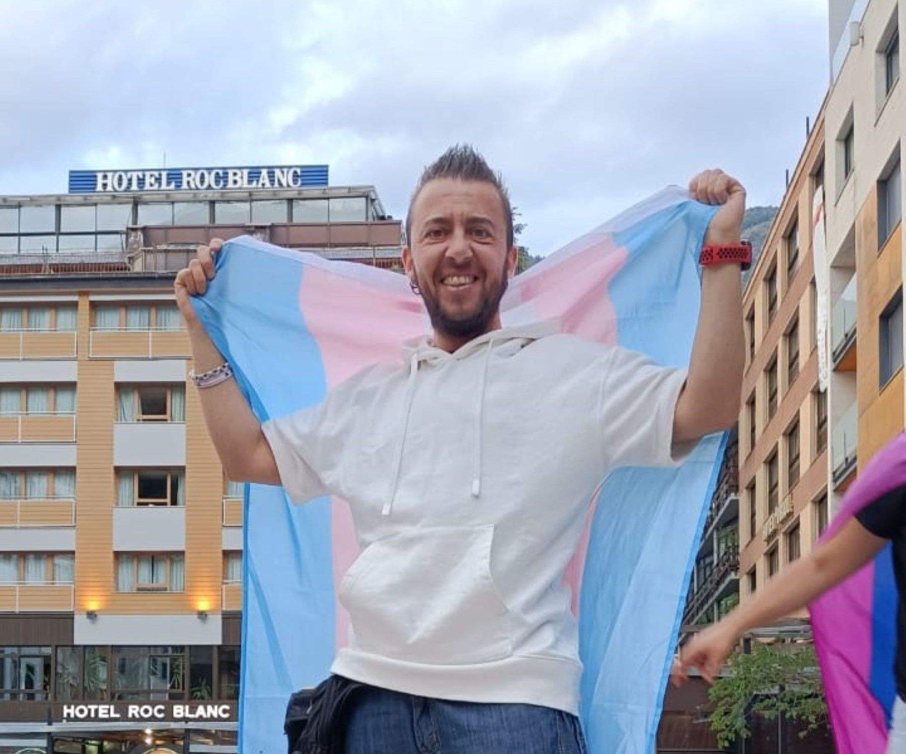 David Cecília, amb la bandera del col·lectiu transsexual, durant una jornada de celebració de l'Orgull.