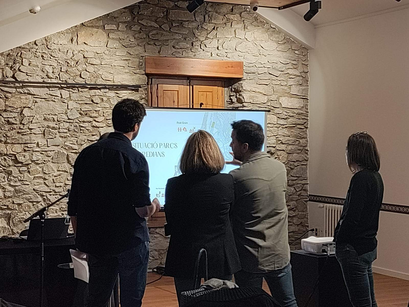 Els membres de Desperta Laurèdia, Cerni Cairat, Maria Àngels Aché, Rossend Areny i Eva Ramos observen la presentació de l'estudi. Els membres de Desperta Laurèdia, Cerni Cairat, Maria Àngels Aché, Rossend Areny i Eva Ramos observen la presentació de l'estudi.