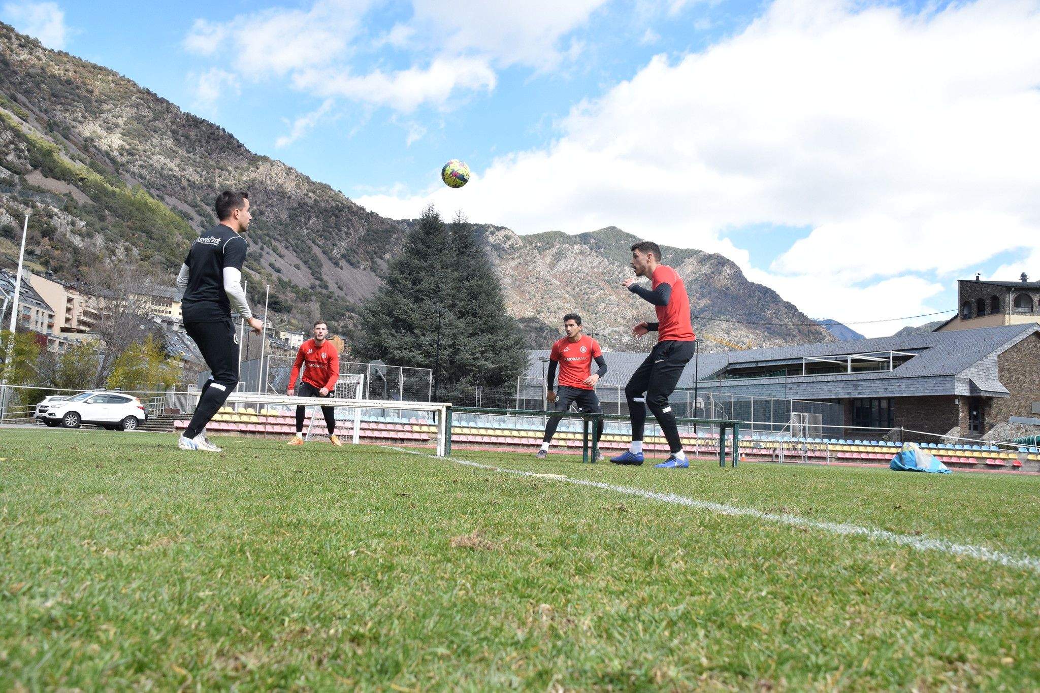 Jugadors de l'Andorra entrenant aquest divendres al Comunal.