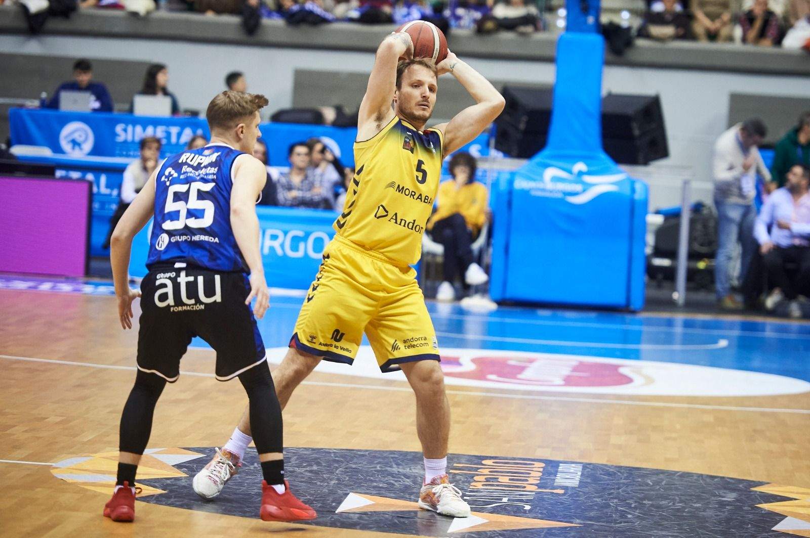 Rafa Luz fa una passada marcat per Rupnik al partit d'aquest dissabte.