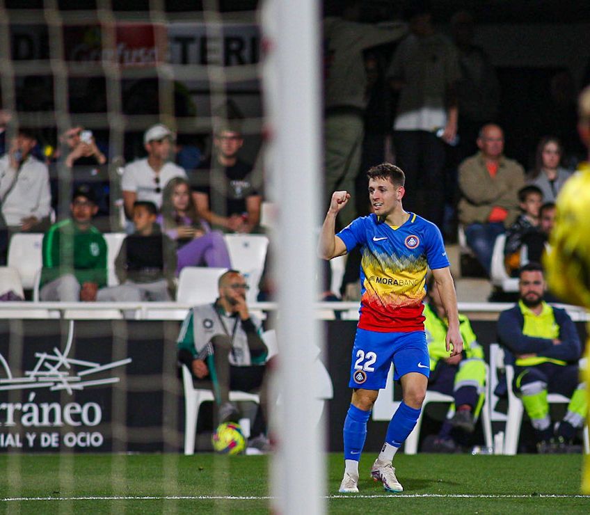 Iván Gil celebra el seu gol, el 0-1.