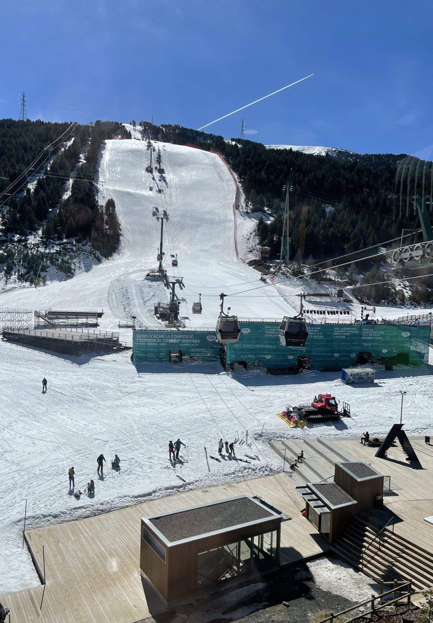 Operaris treballant al peu de la pista Avet de Soldeu, aquest diumenge.