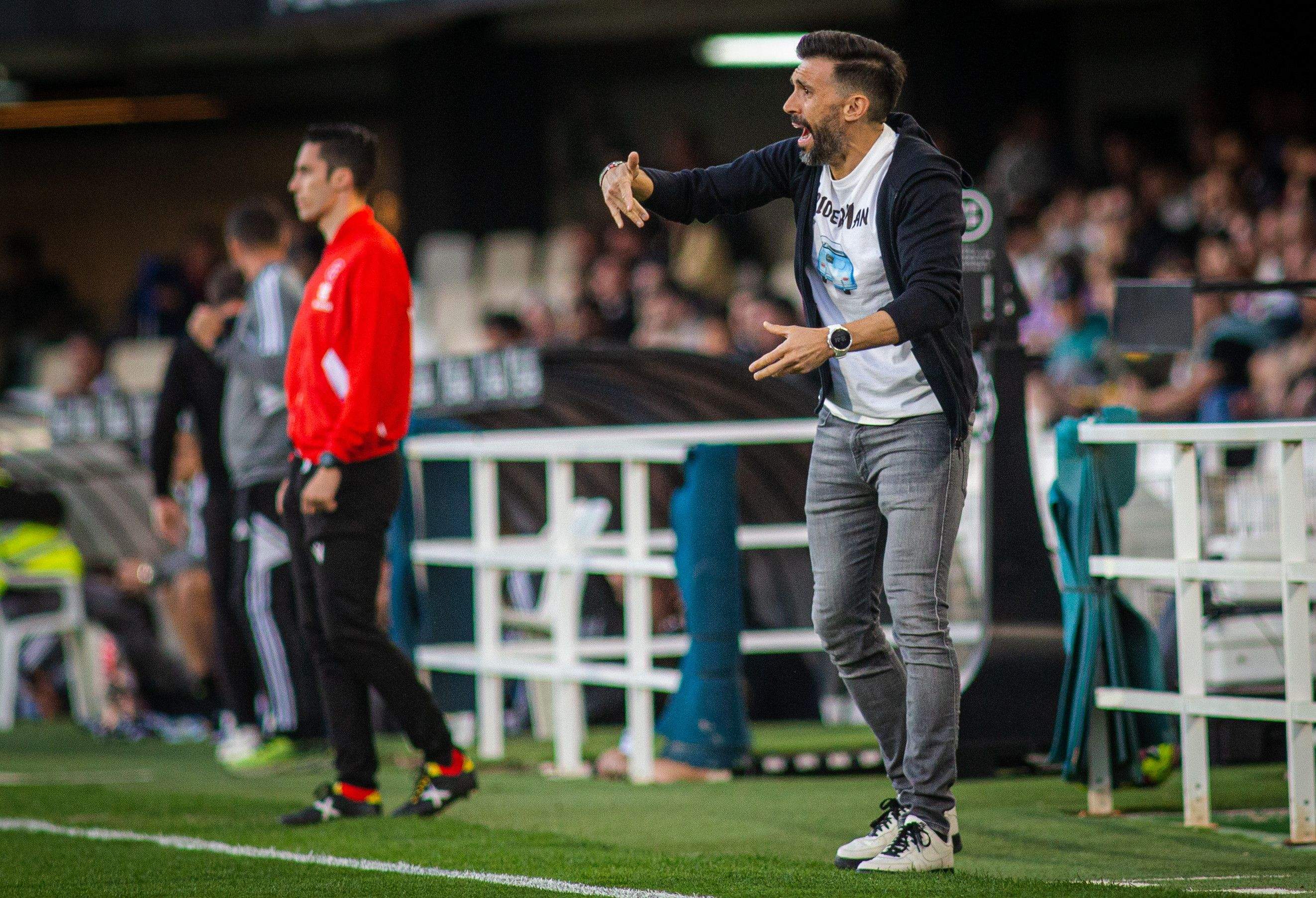 Sarabia, donant instruccions a la banda de Cartagonova.
