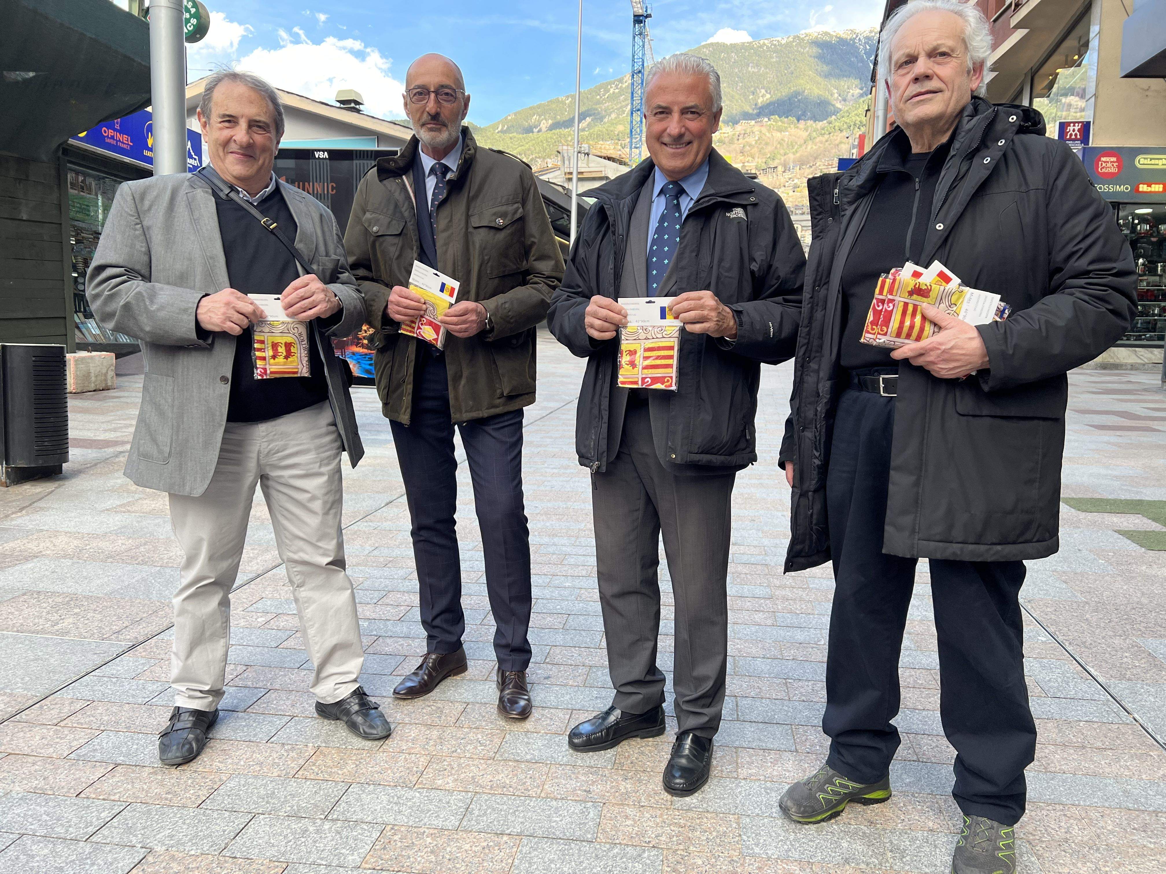 Pere Cerqueda, Jaume Bonell, Josep Maria Cabanes i Ramon Rich, amb la bandera d'Andorra.