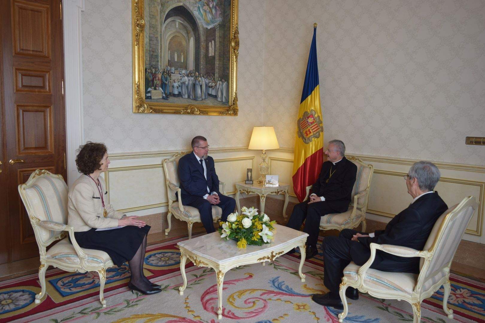 El nou ambaixador rus, Yuri Klimenko entre Maria Ubach i Joan-Enric Vives.