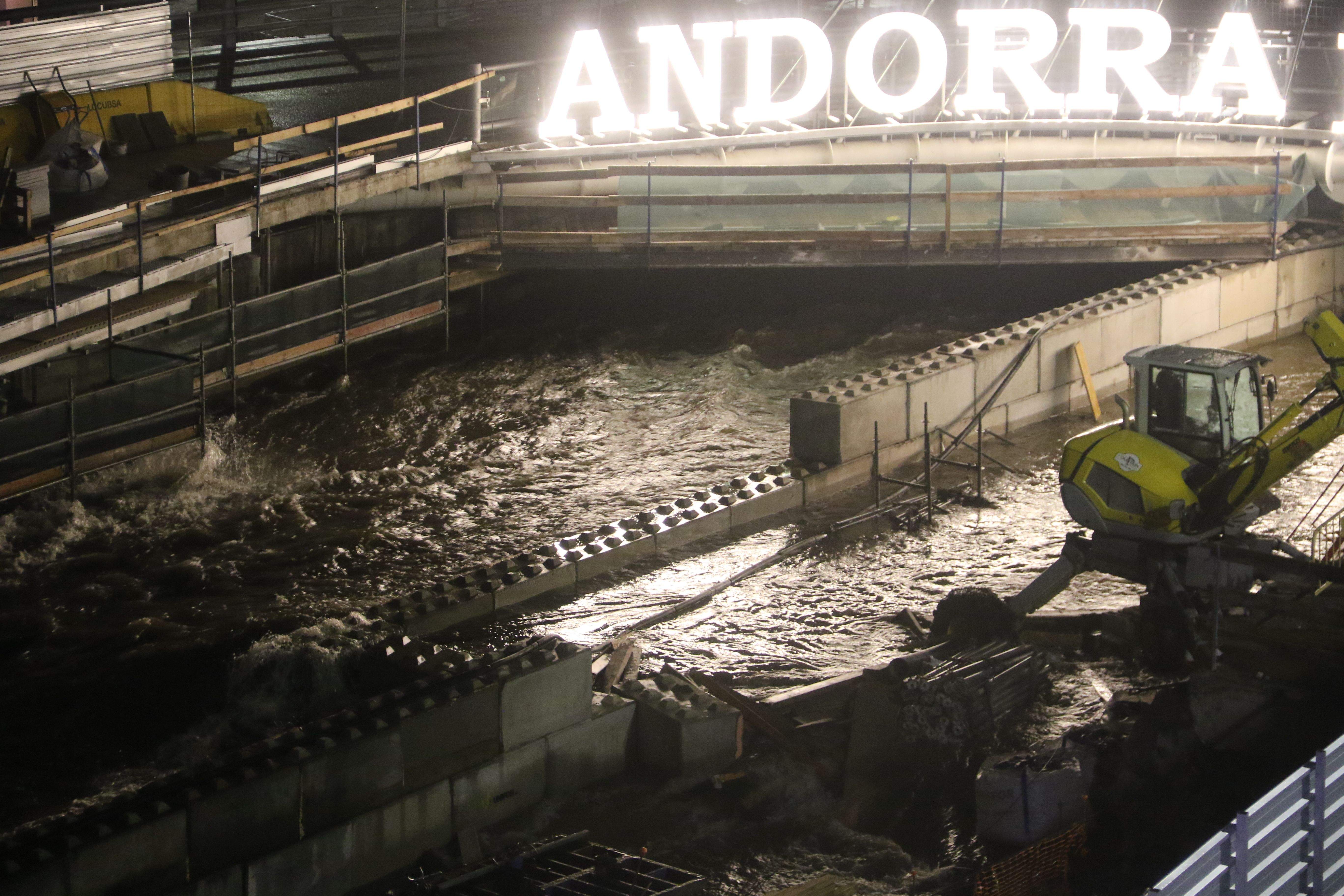 La zona en obres, inundada, aquest dilluns a la nit. La zona en obres, inundada, aquest dilluns a la nit.
