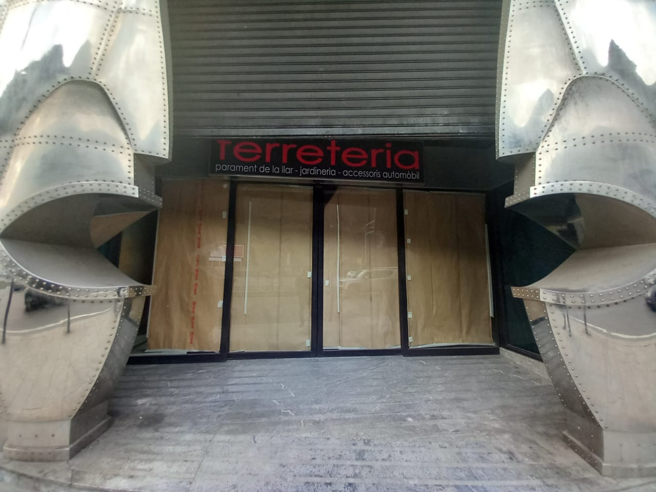 Una imatge de l'accés al local, on hi havia activitat aquest dilluns.