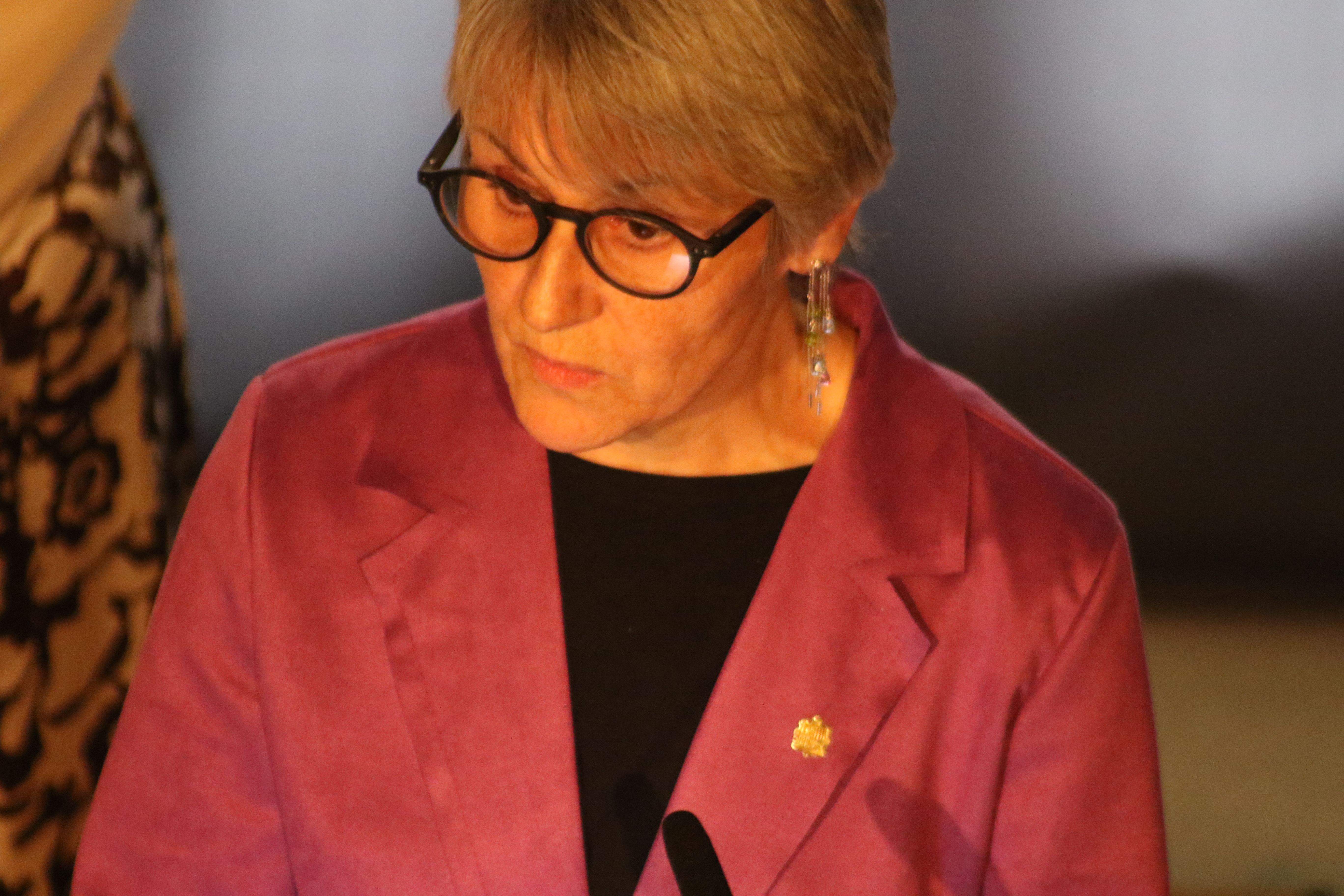Roser Suñé dirigint-se als assistents. La portaveu del Sindicat, Rebeca Bonache.