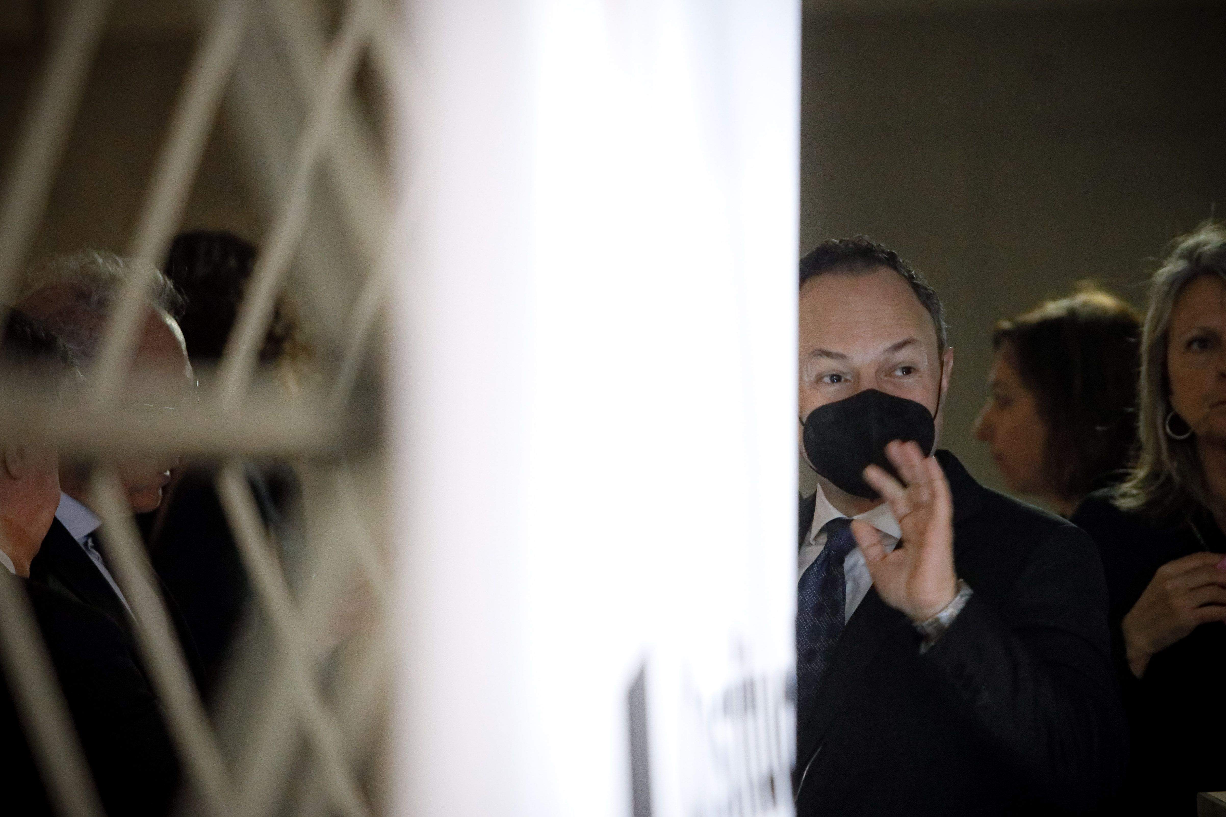 Xavier Espot durant el passamans saludant a algun altre dels assistents.