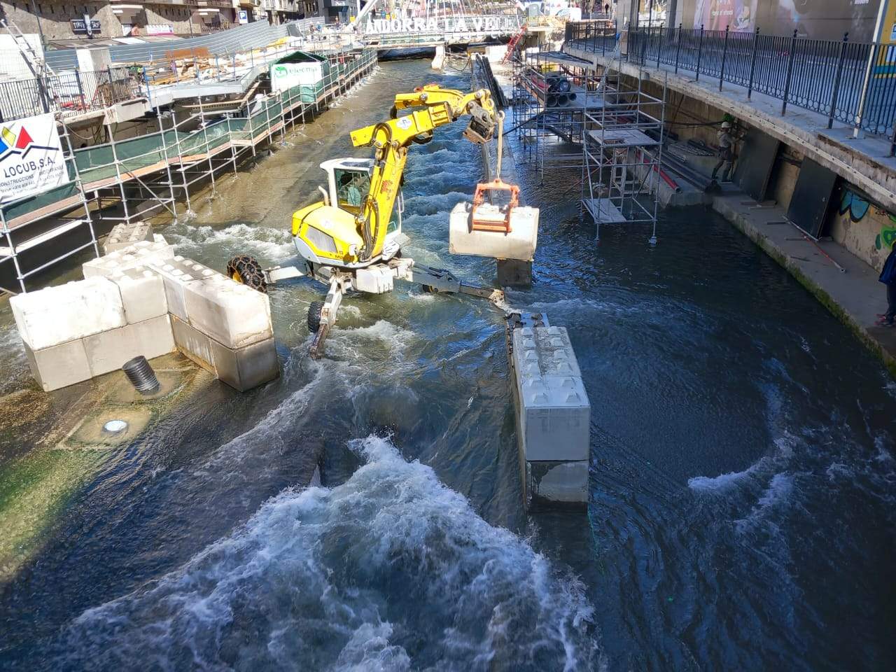 Obres a la zona del riu Valira al pas per Andorra la Vella.