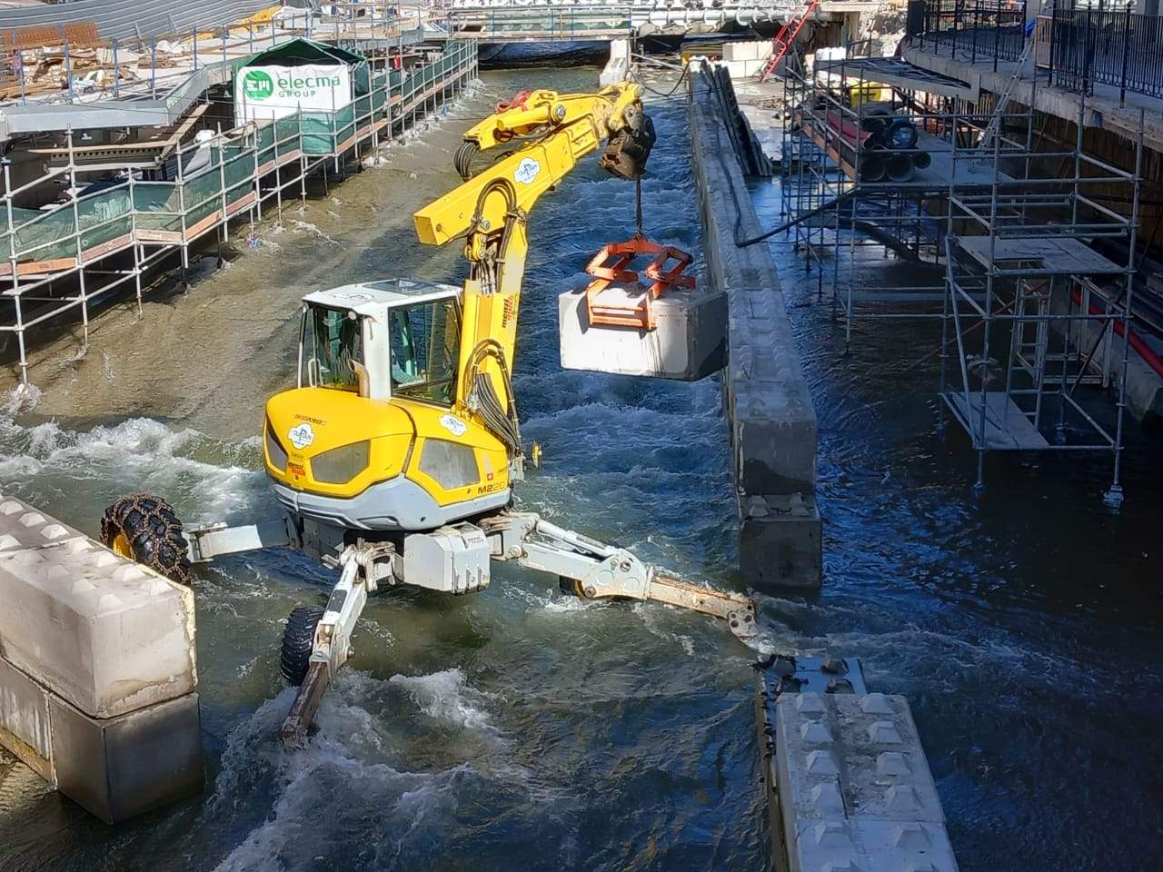 Una màquina treballant aquesta tarda dins el llit del riu.