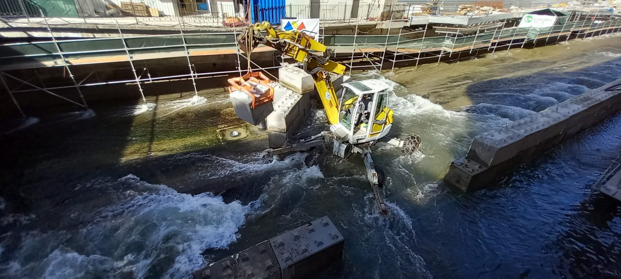 La zona d'obres al riu Valira al seu pas per Andorra la Vella.