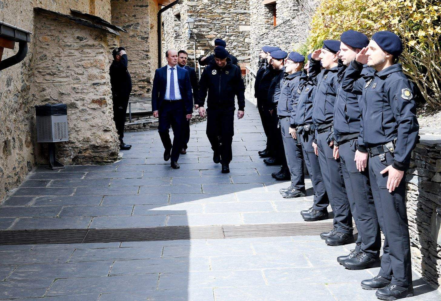 Agents penitenciaris formats per passar revista.