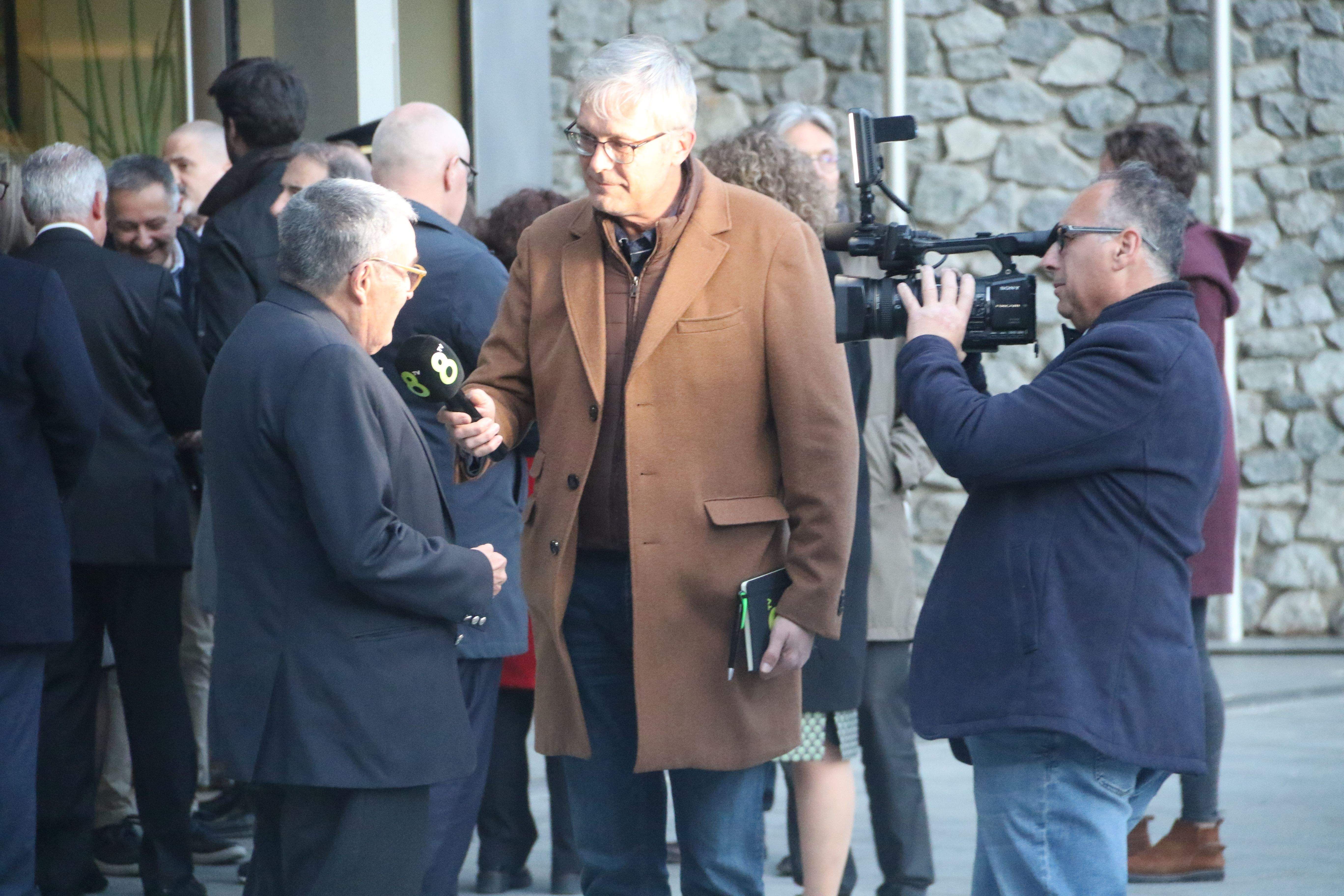 Un equip de 8TV prenent declaracions a Àngel Ros aquest dimarts al Consell.