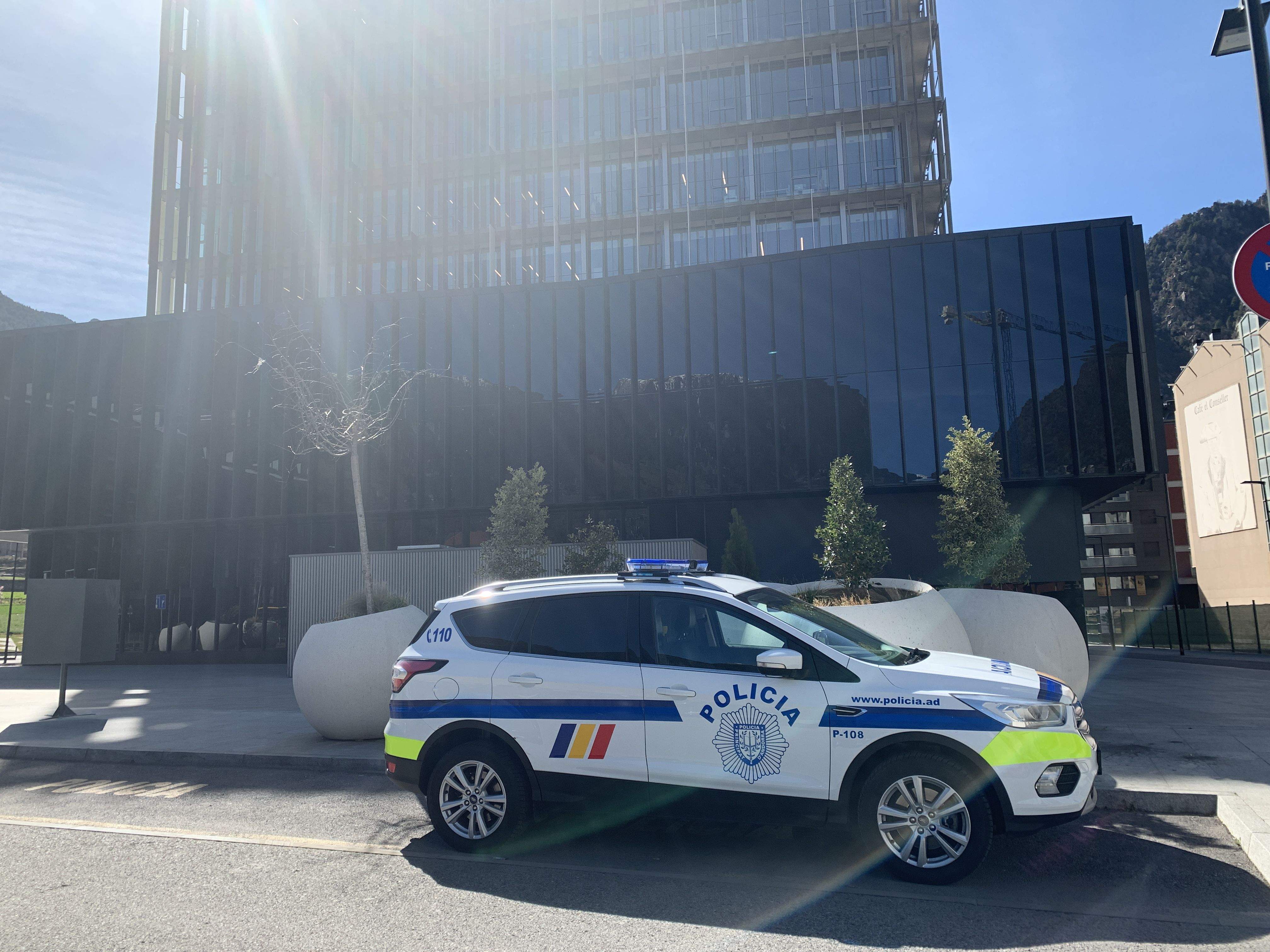 Un cotxe de policia en les immediacions de la Seu de la Justícia.