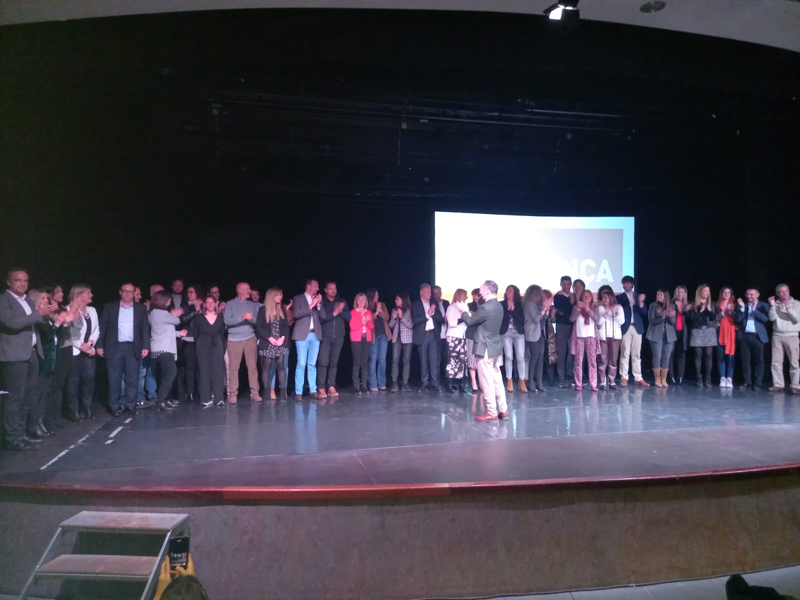 L'acte ha culminat amb tots els candidats sobre l'escenari.