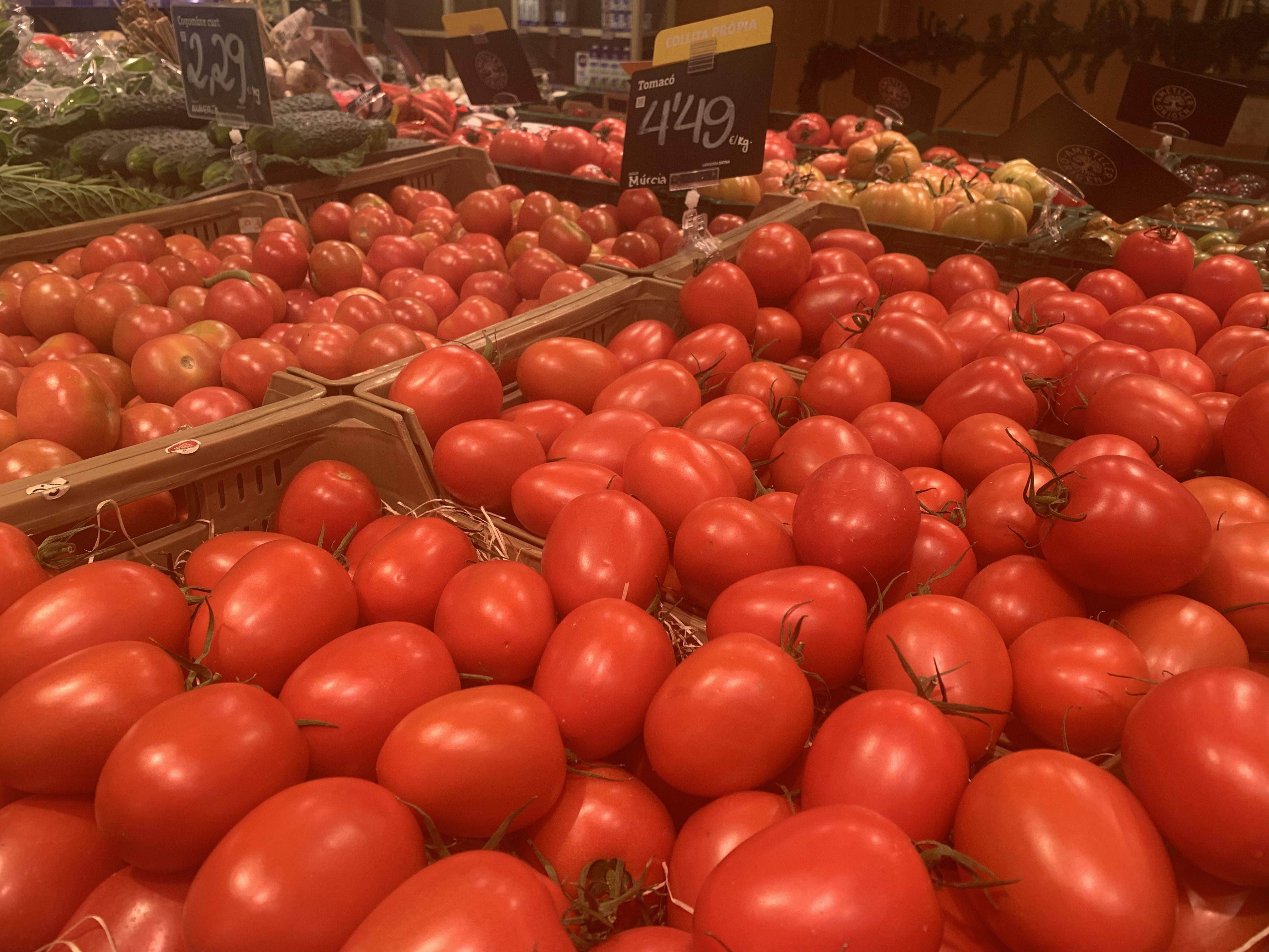 Expositor de tomàquets i altres verdures en una superfície comercial del país.