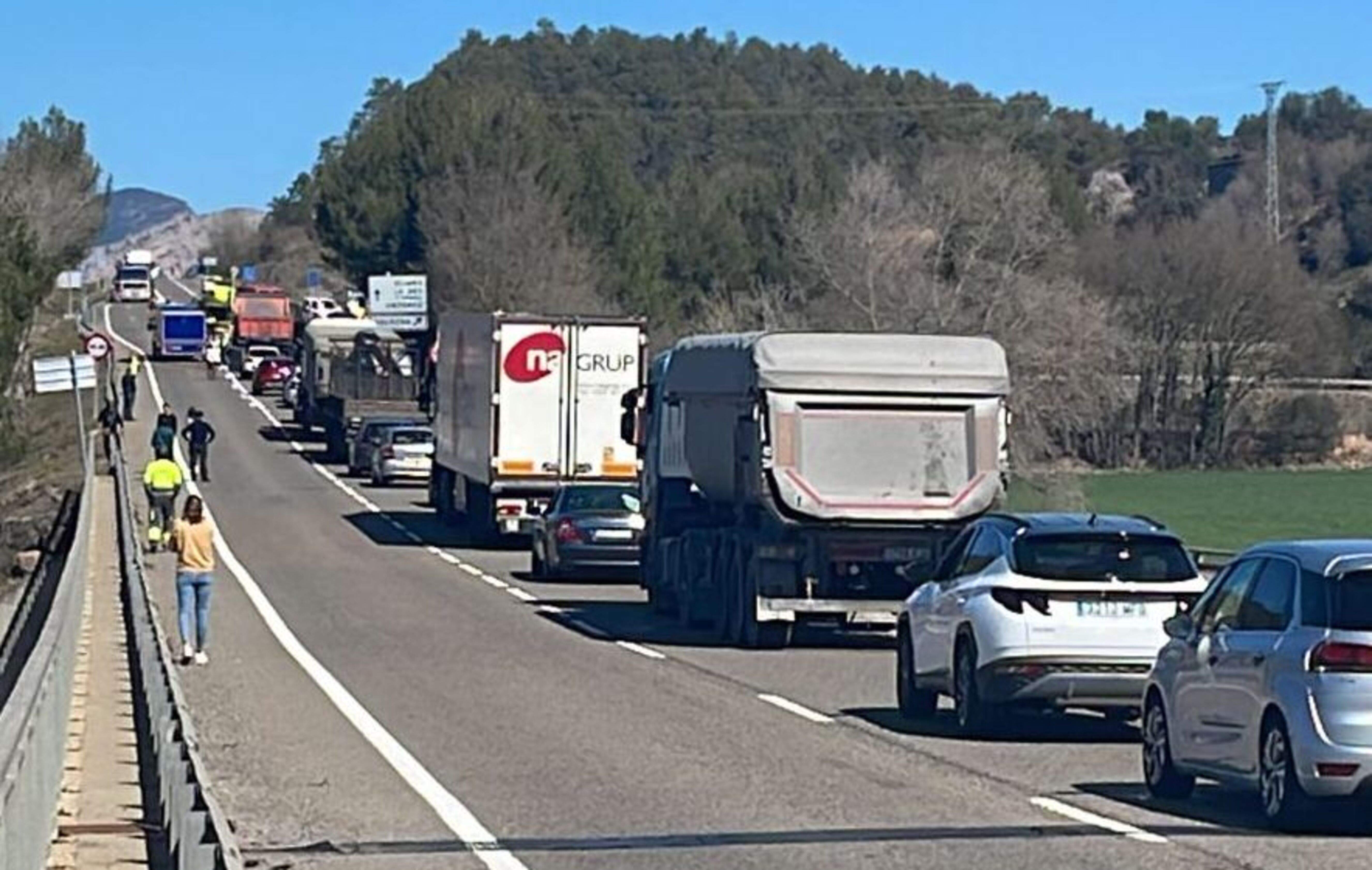 Retenció aquest migdia a la C-14, en el punt on hi ha hagut l'accident.